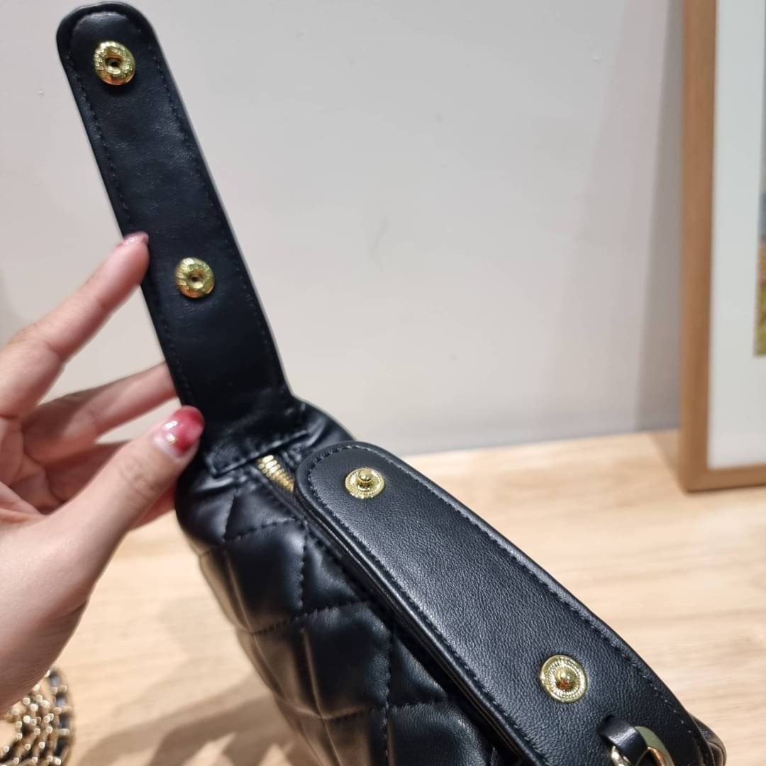 Chanel Pouch Hot item 2023 กระเป๋าสะพายกึ่งพอช ใบเล็กน่ารักน่าใช้ ถือไปไหนก็อัพลุคปัง วัสดุหนังแกะ สัมผัสนิ่มมือ หูจับในตัว ปรับได้อีกเล็กน้อย มาพร้อมสายสะพายโซ่