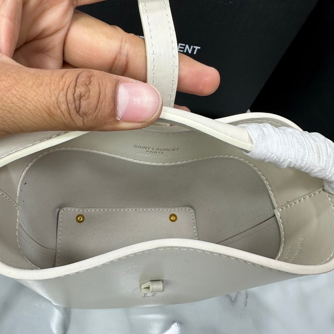 Mini 5" น้องเล็กน่ารักมาก YSL Le 37 in shiny leather Hobo Bag / YSL Bucket Bag / YSL Tote Bag กระเป๋าสะพายทรงโฮโบโท้ท งานหนังสวยเต็มใบ อะไหล่ทองสวยคลาสสิก ราคาแสนดีแนะนำของมันต้องมีจริงๆ