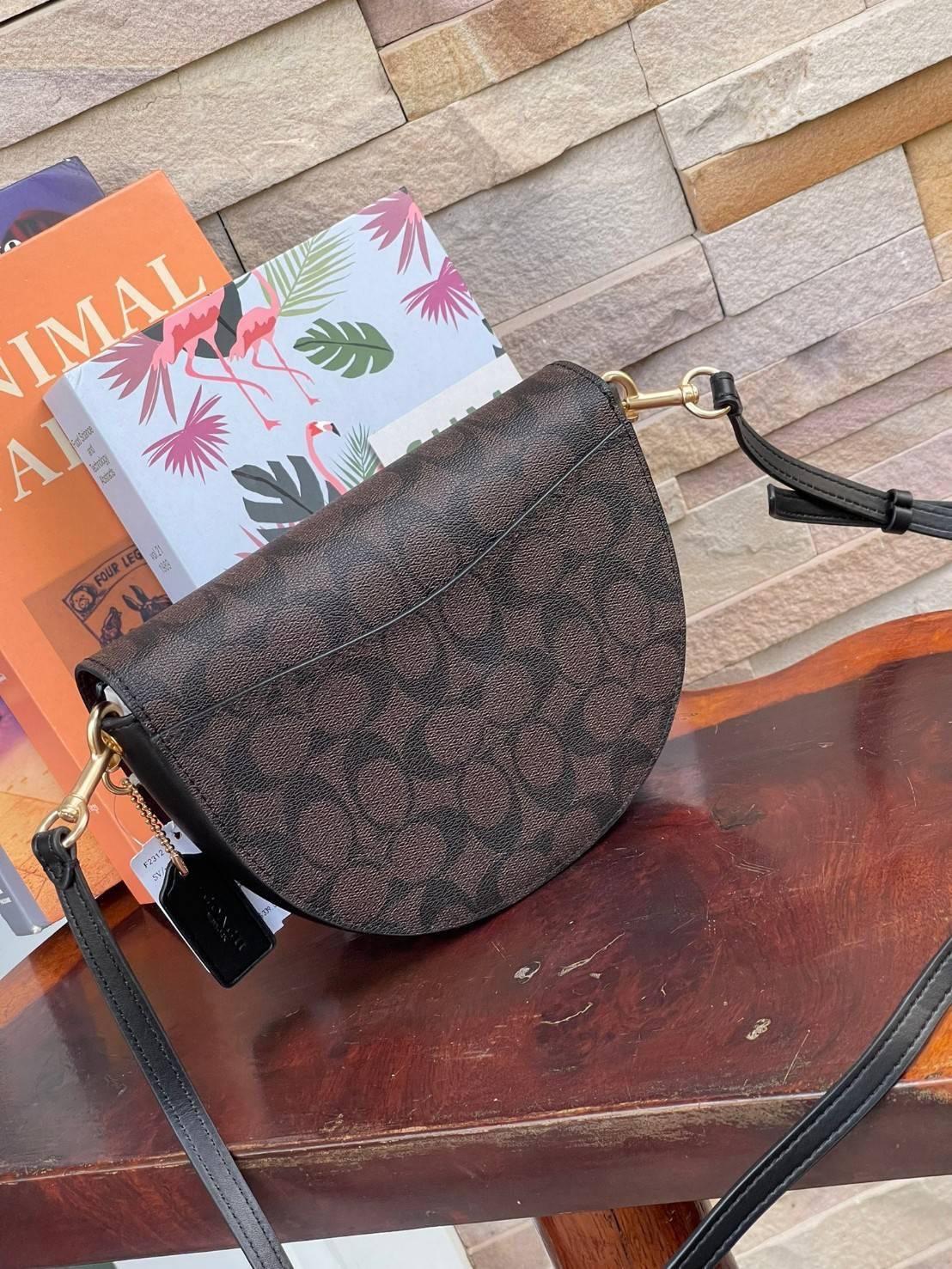 พร้อมส่งที่ไทยครบทั้ง6สีค่ะ 😘 Coach Ellen Crossbody In Signature ((C1432)) กระเป๋าทรงฮาฟมูนรูปทรงคลาสสิก ออกแบบให้มีลักษณะโค้งมน ไม่ดูเป็นทรงแข็งจนเกินไป ดีไซน์และสีของกระเป๋ายังเรียบง่าย เข้าได้กับทุกชุด สะพายครอสบอดี้ร์//สะพายข้าง หรือถือแบบคลัท