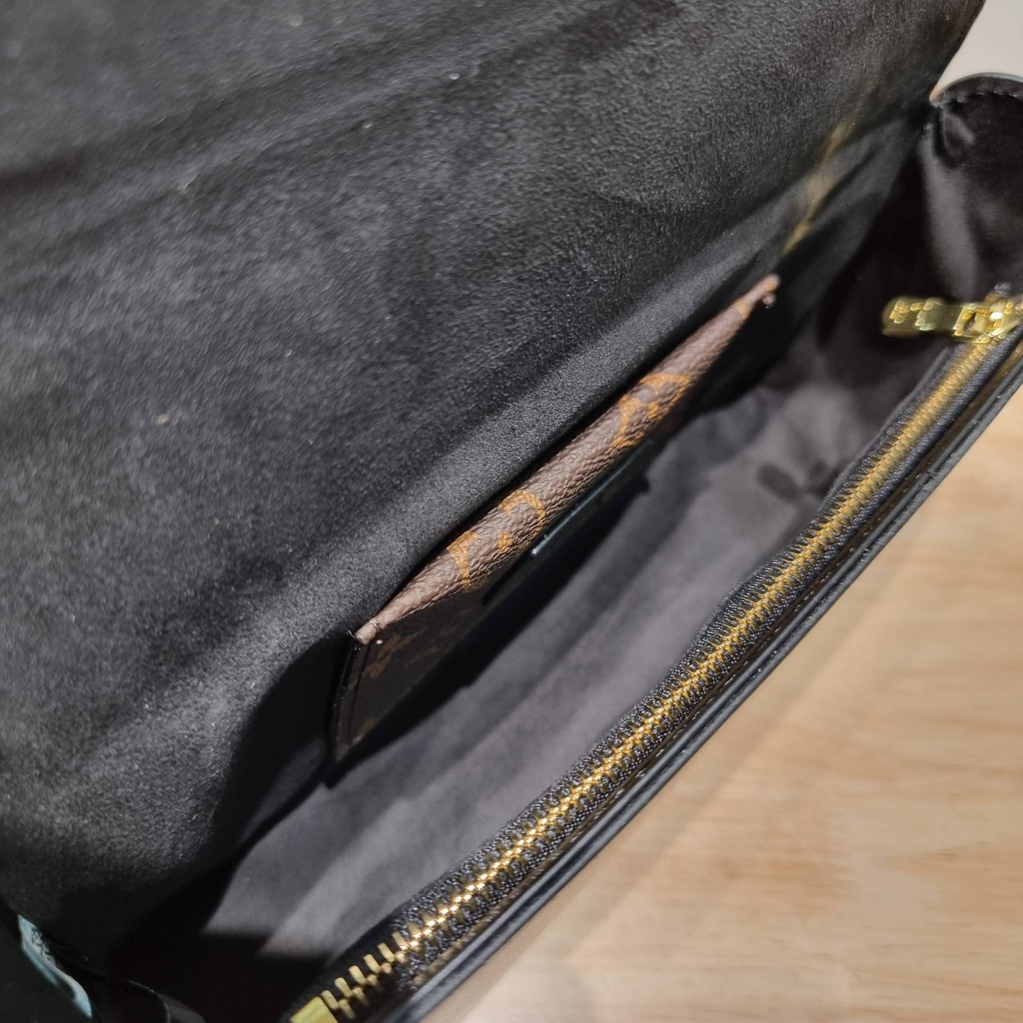 LV officier crossbody bag / LV Officier Pouch With Strap กระเป๋าสะพายเรียบหรู ดีไซน์เรียบง่าย ใช้งานสะดวก พร้อมใบลูกน่ารัก และสายสะพายเส้นใหญ่ ทนทาน แน่นหนา วัสดุหนังเรียบสวย