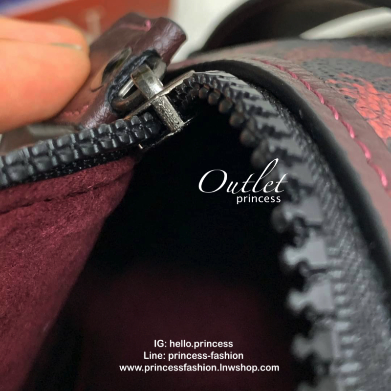 COACH BACKPACK WITH HORSE AND CARRIAGE PRINT AND HEARTS กระเป๋าสะพายหลัง วัสดุ pvc+หนังแท้ ตัวกระเป๋าลายแบรนด์ทั้งใบ ด้านหน้ามีรูปหัวใจโดดเด่นค่ะ พร้อมช่องซิปสำหรับใส่มือถือหรือของจุกจิก เปิดปิดกระเป๋าแบบซิปคู่ ภายในโล่ง ใส่ของจำเป็นได้ครบเลยนะคะ พร้อมช่อ