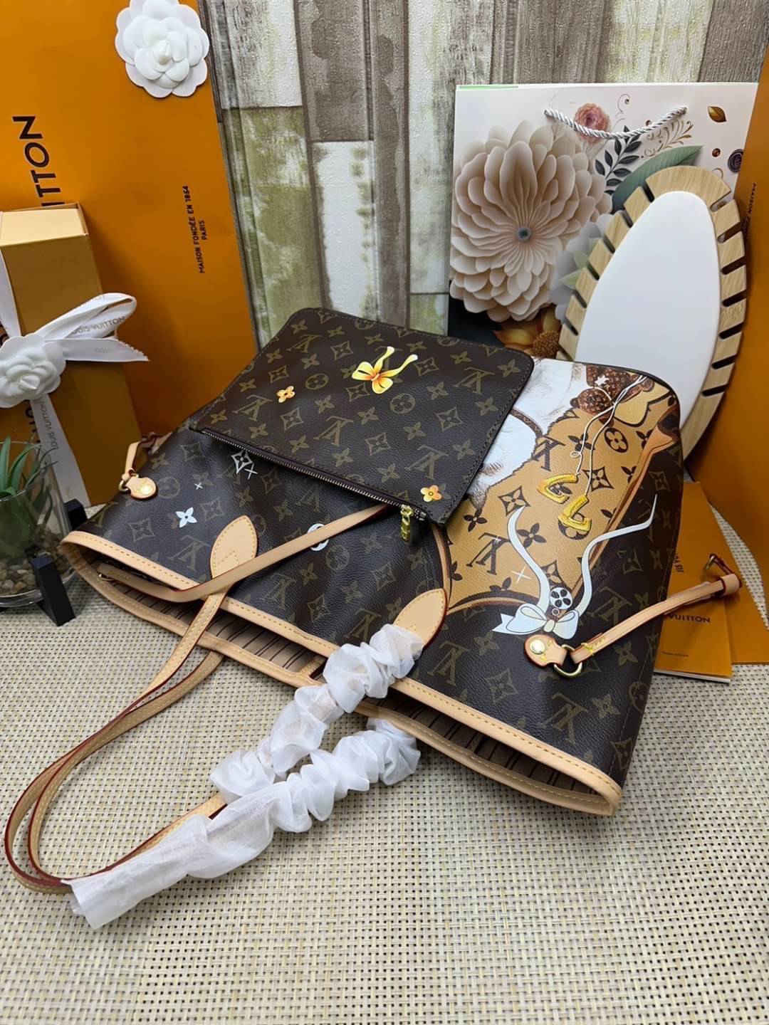 LV Neverfull MM Tote Monogram Canvas With Cat / Puppies กระเป๋าทรงโท้ท รุ่นลิมิเต็ด พิมพ์ลายน้องหมา น้องแมว ลวดลายท่องเที่ยว ลายสีสัน เป็นการรังสรรค์สุดท้าทายครั้งใหม่ของกระเป๋ารุ่นไอคอนิกจากหลุยส์ ผสานความหลากหลายในการใช้งานยุคใหม่กับพลังสีสันอันสดใสได้อ