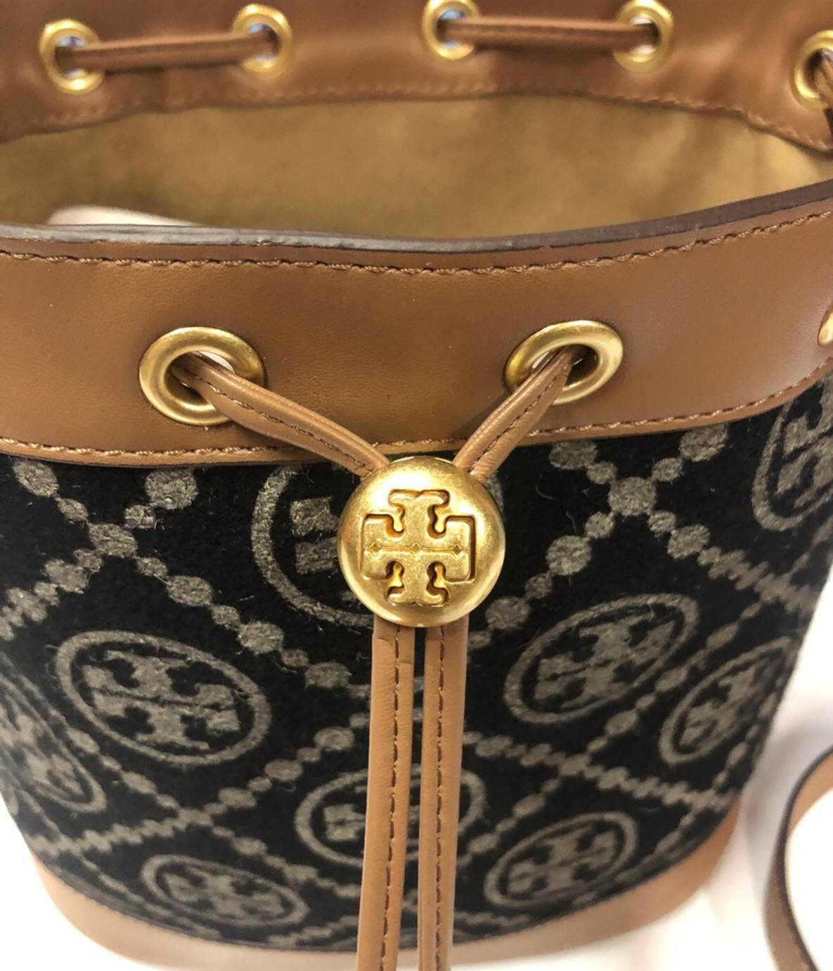 Medium : Tory Burch T Monogram Chenille Bucket Bag เปิดตัวอีกหนึ่งรุ่นกับกระเป๋าลาย T MONOGRAM รุ่นใหม่ล่าสุดจาก TORY BURCH พลาดไม่ได้กับโลโก้สุดคลาสสิก ลวดลาย T Monogram คือวัสดุ chenille หรือที่เรียกว่า ด้านไหมกำมะหยี่ มารังสรรค์ลงบนกระเป๋าBucketใบนี้ เ