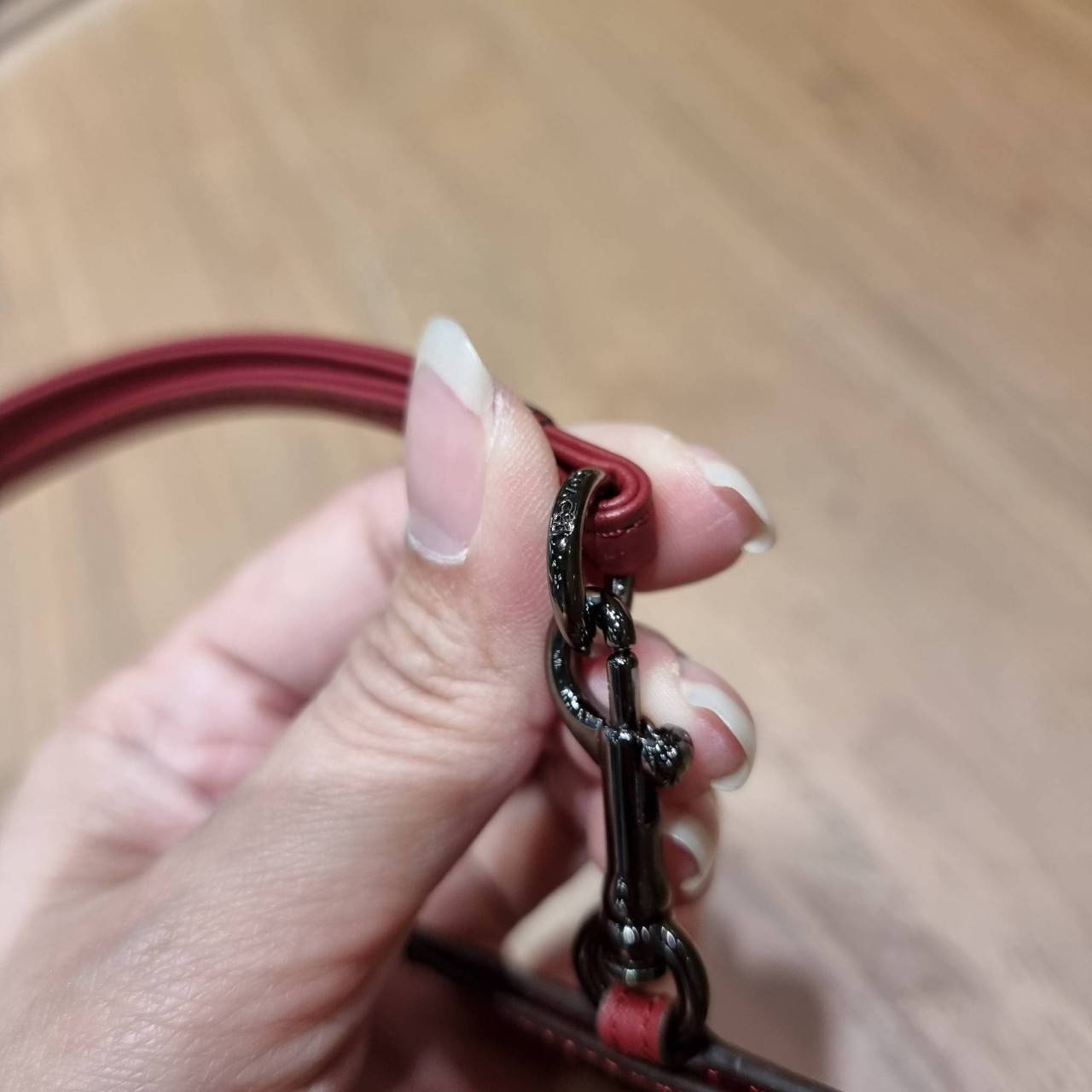 COACH C3305 ID LANYARD IN COLORBLOCK SIGNATURE CANVAS ง่ายๆแบบไม่ธรรมดา!! คลาสสิคแต่มีดีเทลโดดเด่น!! กระเป๋าถนอมบัตร พร้อมสายคล้องคอ ดีไซน์ลวดลายสวย ดูดีทุกแบบ ใช้งานง่าย พกพาสะดวก จะใส่บัตรพนักงาน บัตรเครดิต บัตรปชช. ใบขับขี่ และบัตรอื่นๆที่อยากจะใส่!! ต