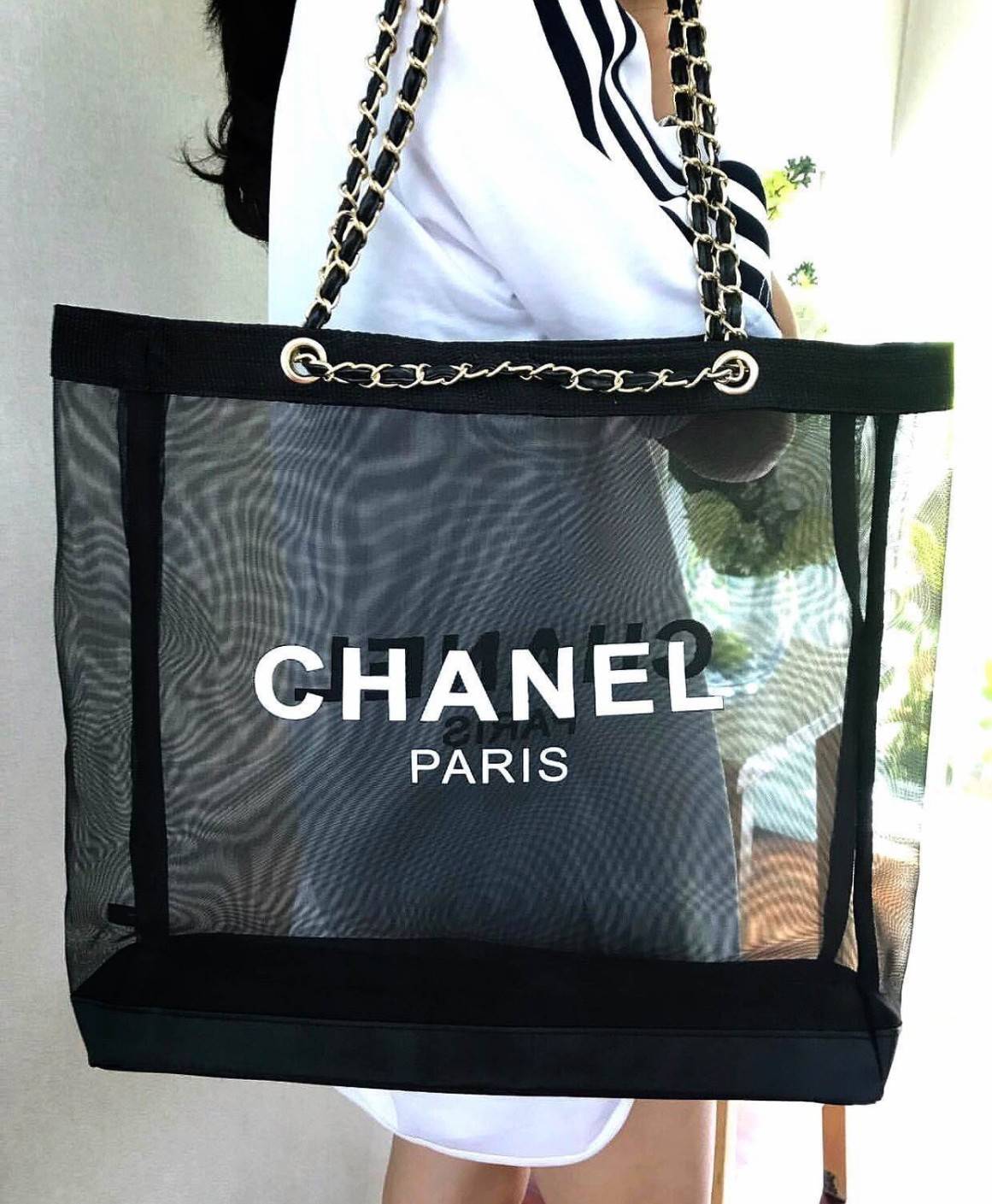NEW! Chanel Shopping Bag With Chain กระเป๋าสะพายใบใหญ่ทรง Shopping Bag Limited Edition พรีเมี่ยมกิ้ฟของแท้นำเข้าจาก Chanel Perfume Counter ใบใหญ่วัสดุ Nylon โปร่งปั้มโลโก้แบรนด์สวยหรู เปิดปิดด้วยแถบแม่เหล็กซ่อนด้านใน บุฟองน้ำที่ฐานมาพร้อมสายสะพายโซ่ร้อยหน