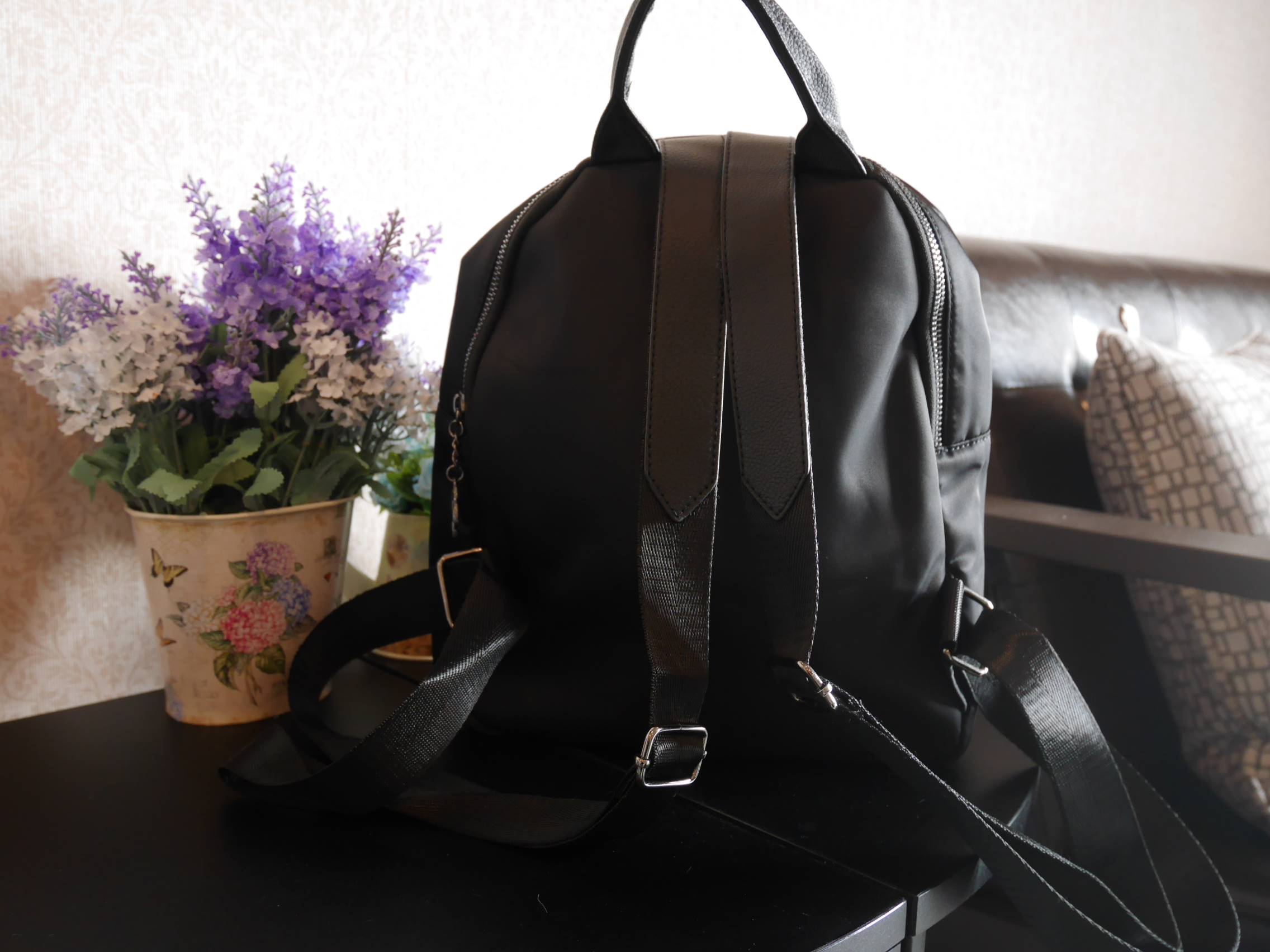 มากี่รอบๆก็หมดไวค้า♡ กระเป๋าเป้ทรงน่ารักจากงาน Premium gift สุดหรู แบรนด์ชาแนล โดดเด่นด้วย รูปทรงน่ารัก ขนาด size M กำลังดี หนังนิ่มม้ากกกก ด้านหน้าปั้มแบรนด์ด้วยหนัง PU ด้านในเปิดด้วยซิปโซ่ CC มีช่องใส่ของแบ่งเป็น 2 ช่องใหญ่ บุผ้า nylon ปั้มตรา fa