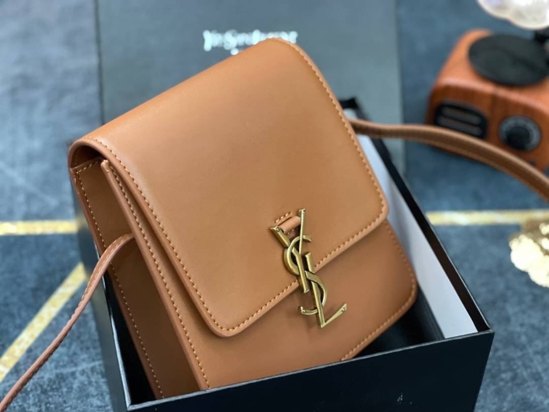 หนังแท้ YSL Yves Saint Laurent small leather shoulder bag กระเป๋าสะพายทรงเหลี่ยมแนวตั้งดีไซน์สวยหรูอยู่ทรงมีโลโก้แบรนด์ด้านหน้า อะไหล่ทองสวยหรู ภายในโล่งกว้าง สายสะพายหนังยาวปรับระดับได้ Rare items เด็ดๆแบบนี้ห้ามพลาด!