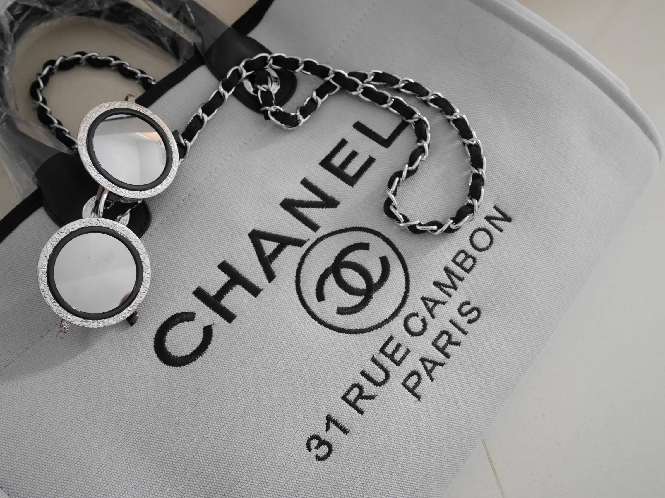 How Cute! 🎄🎄 รุ่นใหม่ล่าสุด!! ที่สาวๆรอคอย Chanel tote canvas bag จากงานพรีเมี่ยม VIP GIFT รุ่นดังเลยค้า Size ใหญ่อลัง บอกเลยว่า **งานดีที่สุด ตัวกระเป๋า กระเป๋าผ้าเป็นผ้า canvas เนื้อดีสมราคา สัมผัส นุ่มลื่นมือมากกกก อะไหล่เงินปั้มแบรนด์แ