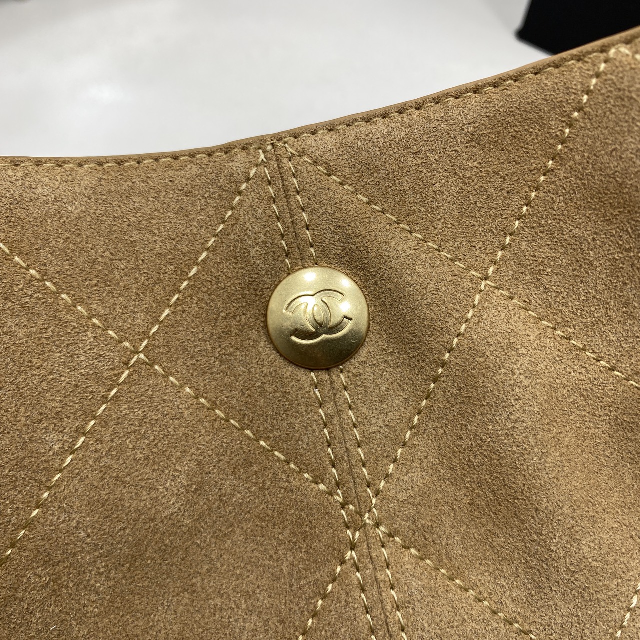 ORI หนังแท้ | CHANEL Shopping Bag 25A Suede Bag กระเป๋าช้อปปิ้งทรงโท้ท ดีไซน์ใหม่ทรงยาว หนังกลับสีทูโทน ในคอล Métiers D'art 2024/25 ดีไซน์ใหม่หนังกำมะหยี่โทนน้ำตาล ใช้งานง่าย สวยหรูดูแพง