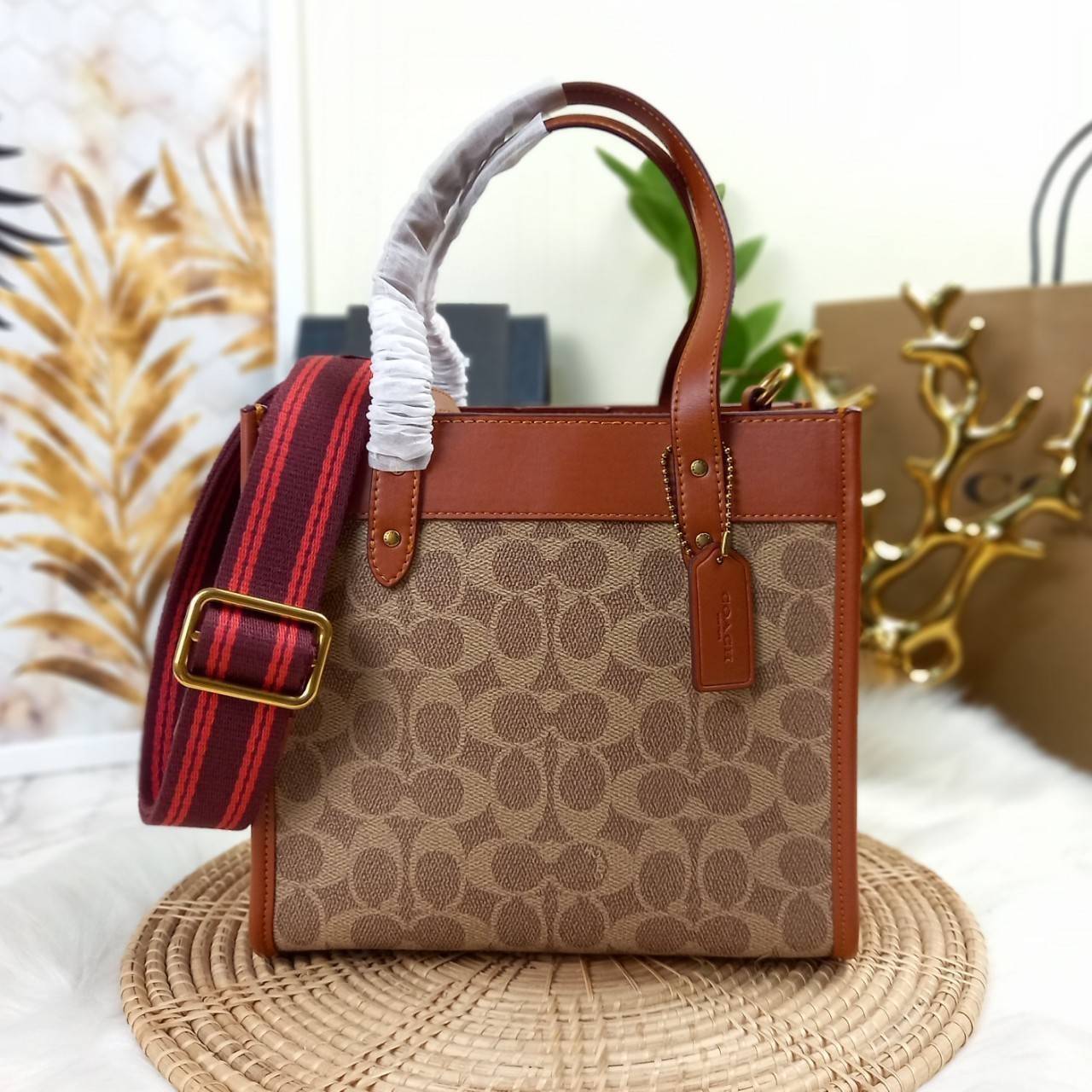 COACH FIELD TOTE 22 WITH HORSE AND CARRIAGE PRINT (C3866)ðāļāļĢāļ°āđāļāđāļēāļāļ·āļ āļāļĢāļ°āđāļāđāļēāļŠāļ°āļāļēāļĒ Unisex āļāļĢāļ TOTE āļŠāļļāļāļŪāļīāļ āļāļĩāđāļŪāļīāļāļāļąāļāļĄāļēāļāļāļąāđāļāļāļēāļĒāđāļĨāļ°āļŦāļāļīāļ// āļ§āļąāļŠāļāļļāļŦāļāļąāļāđāļāļāļ§āļēāļŠāļāļļāļāļ āļēāļ āļāļŠāļĄāļŦāļāļąāļāđāļāđāļāļĒāđāļēāļāļāļĩ āļāļĒāļđāđāļāļĢāļ āļŠāļļāļāļŠāļ§āļĒ āđāļāļāđāļāđāļāļāđāļ§āļĒāļĨāļēāļĒ C Signature āļāļĩāđāđāļāđāļāđāļāļāļĨāļąāļāļĐāļāđ// āļāđāļēāļāđāļāđāļĨāđāļāļāļ§