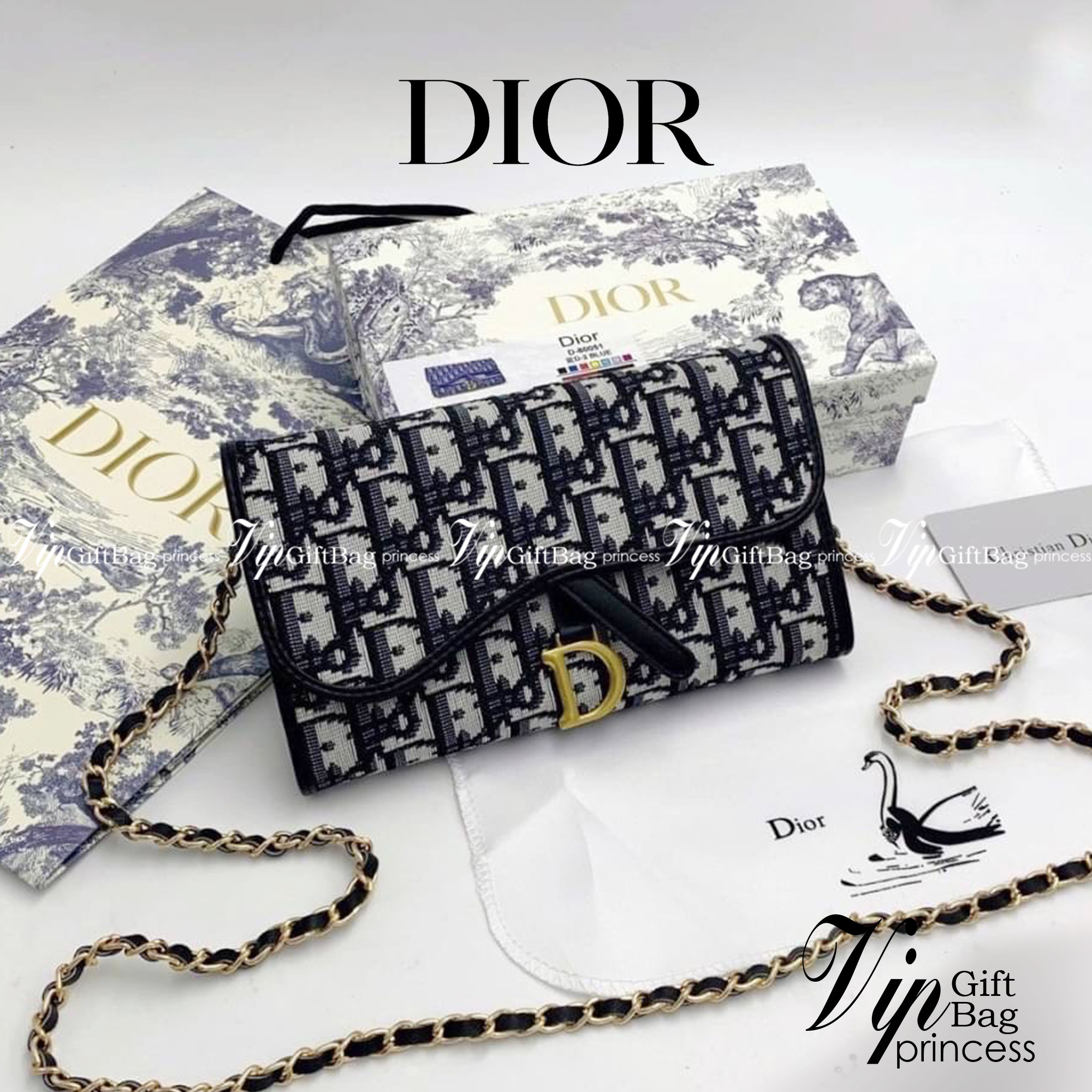 DIOR LONG WALLET WITH CHAIN MONOGRAM / DIOR WALLET กระเป๋าสตางค์ใบยาวพร้อมสายสะพายโซ่อะไหล่ทองสลับหนัง ขนาดกำลังน่ารัก เป็นเอกลักษณ์ของความหรู วัสดุแคนวาสแท้และผ้า Jacquard อย่างดี ผสมผสานความสง่างามและคลาสสิกที่เข้ากับยุคสมัย ด้านหน้าโดดเด่นด้วยซิกเนเจอร