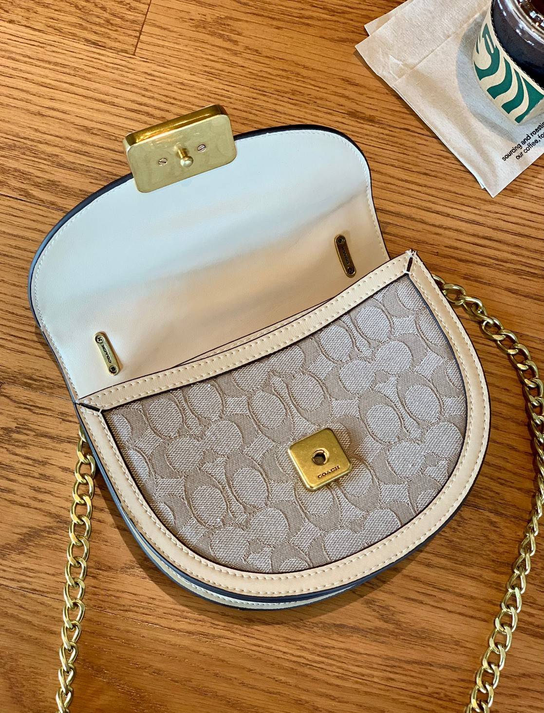 COACH ALIE SADDLE BAG IN SIGNATURE JACQUARD (C4694//C3464) New item!! กระเป๋าสะพายทรง saddle ดีไซน์วินเทจย้อนยุค แฝงความหรูในตัวด้วยอะไหล่สีทองเหลือง โดดเด่นไม่ซ้ำใครแน่นอน วัสดุผ้า jacquard สลับหนังแท้ ภายในเป็นช่องโล่ง มาพร้อมสายสะพายครอสบอดี้ ที่สามารถ