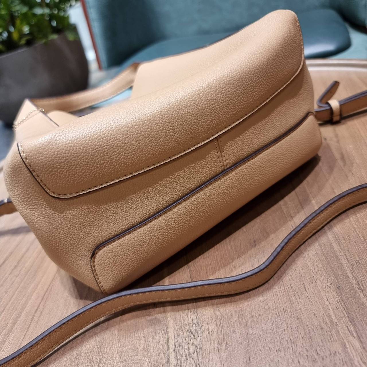 COACH 78800 HADLEY HOBO 21 ไอเท็มยอดนิยม คลาสสิคในทุกโอกาส กระเป๋าทรงโฮโบ ทรงสวยใช้งานได้ทุกลุค แมชท์ง่ายกับทุกสไตล์ วัสดุหนัง pepble เปิด-ปิดด้วยกระดุมแม่เหล็ก มีตะขอล็อคที่ปากกระเป๋าเพื่อปรับทรงใช้งานได้ ภายในโล่งกว้าง ใส่ได้ทุกอย่าง!! มีสายสะพายให้ หรื