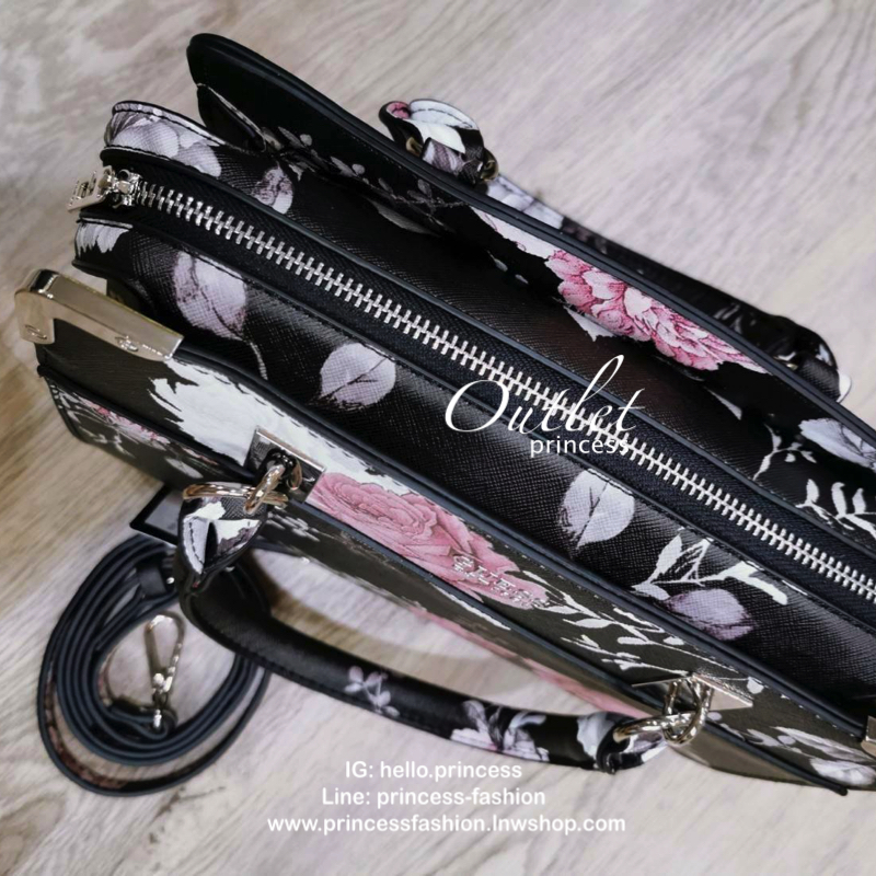 GUESS WOMAN CROSS BODY BAG กระเป๋าถือ/สะพายรุ่นใหม่ล่าสุดจาก GUESS FACTORY หนังสวยอยู่ทรงแข็งไม่ย้วย ขนาดกำลังดี น้ำหนักเบาด้านหน้าประดับโลโก้แบร์นพร้อมอะไหล่เงินที่หูหิ้วและมุมขอบกระเป๋าเพิ่มดีเทลเก๋ หูจับเเข็งแรงพับลงได้ เปิดปิดด้วยซิปสะดวกใช้ ภายในมีโล