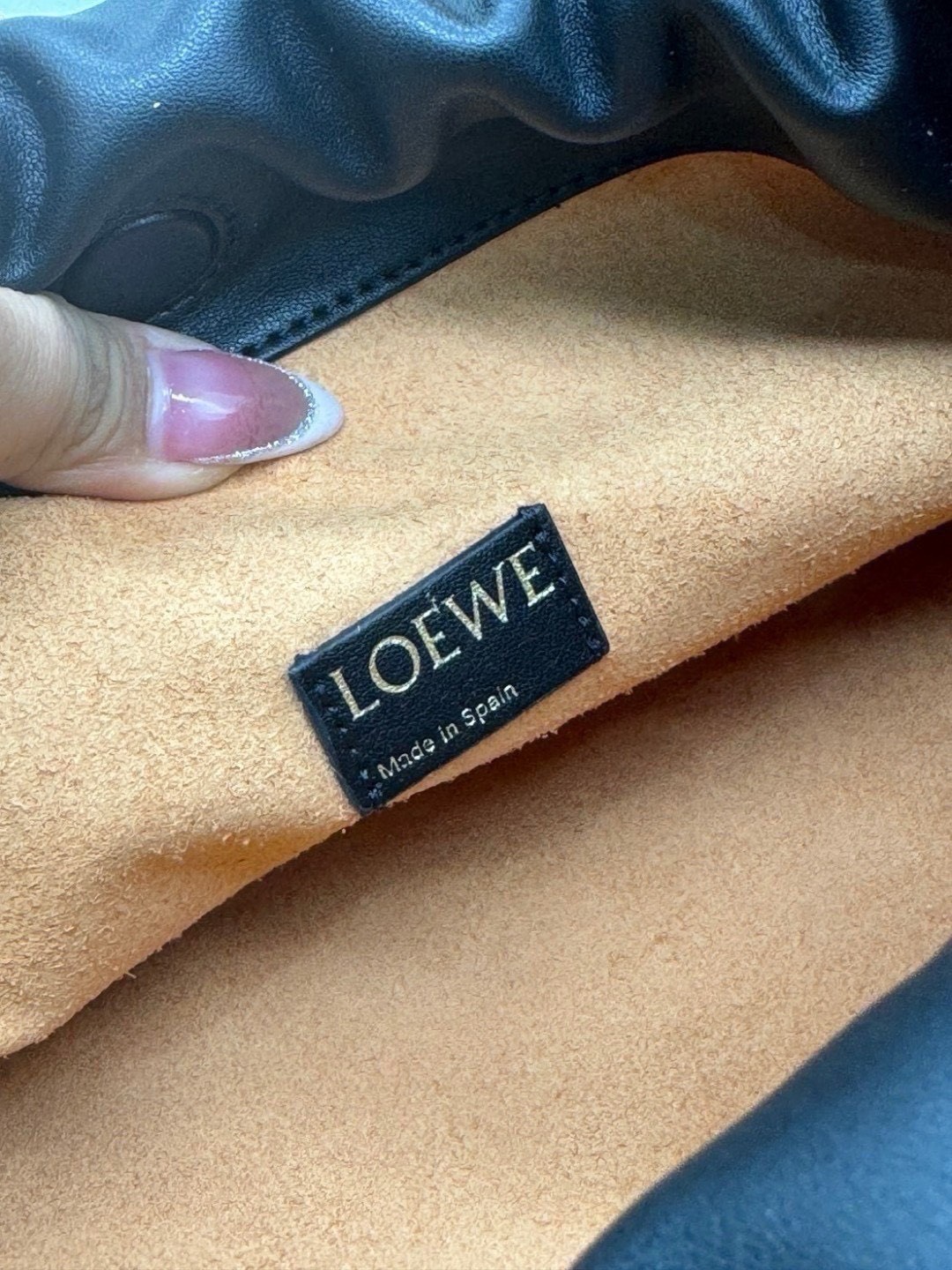 ORI หนังแท้ | Medium Loewe Flamenco purse in mellow nappa leather 30cm กระเป๋าสะพายทรงคลัช เรียบหรูดูแพง เรียบง่ายใช้งานสะดวก หนังแนปป้าให้สัมผัสนุ่มสบายผิว มาพร้อมสายสะพายร้อยห่วงหรูหรา
