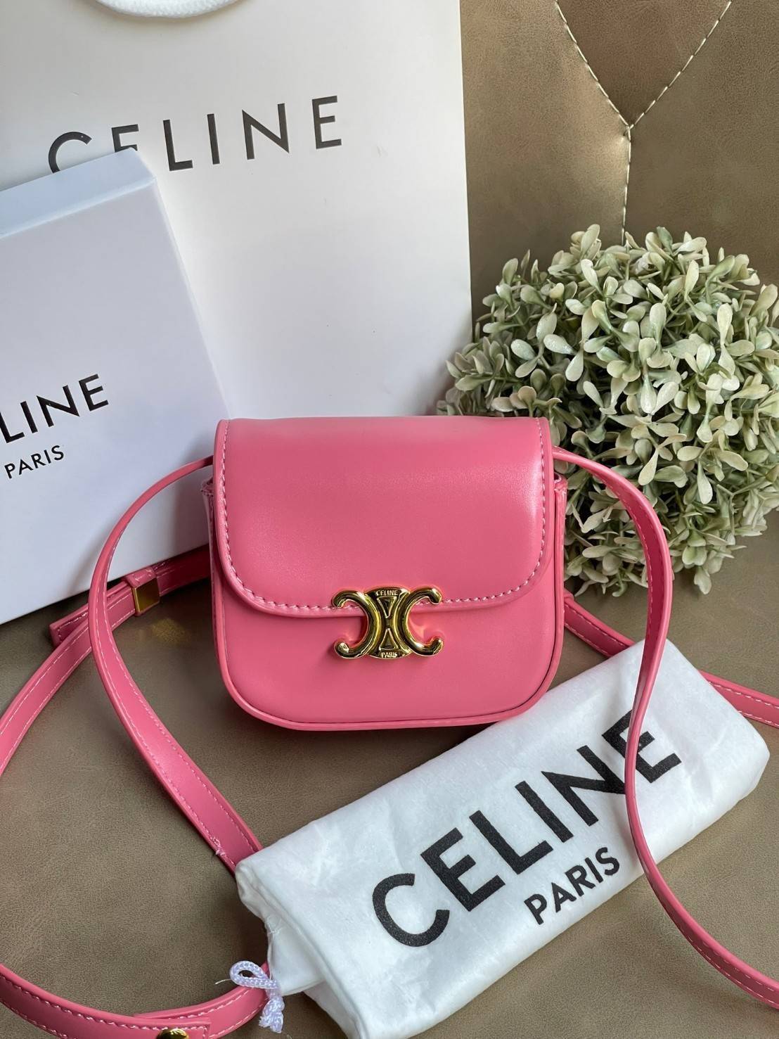 CELINE MINI TRIOMPHE IN TRIOMPHE CANVAS กระเป๋ามินิทรงชิค ดีไซน์รูปกล่องสุดแสนมินิมอล สามารถสะพายแบบ Crossbody และยังเป็น Belt Bagได้อีกด้วย วัสดุแคนวาสลาย Triomphe แบบไม่มีตกยุค ด้านหน้าโดดเด่นด้วยโลโก้สีทอง เป็นอีกหนึ่งตัวเลือกให้คุณเลือกสะพายในชีวิตประ