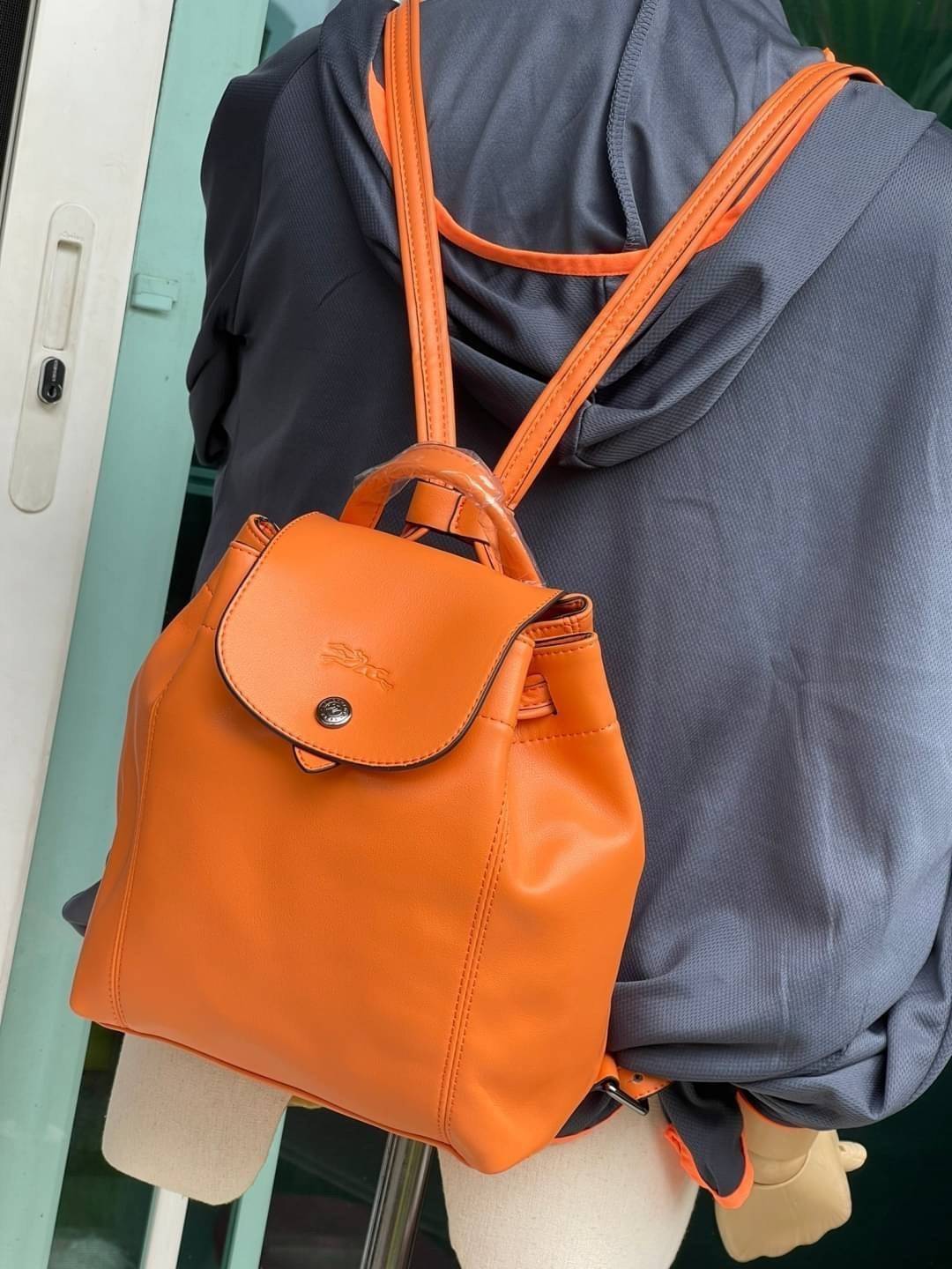 Longchamp Le Pliage Cuir Xs Leather Backpack แบรนด์ติดเทรนด์ตลอดไม่เคยเปลี่ยนกับ ทรง Le Pliage Cuir หนึ่งในตระกูลกระเป๋าสุดไอคอนิกจากแบรนด์ เมื่อรุ่น Le Pliage Cuir ในรูปแบบของหนังแกะ Metis ได้ถือกำเนิดขึ้นในปี 2012 เป้ที่มีการจัดการปรับดีไซน์ให้มีขนาดกำล