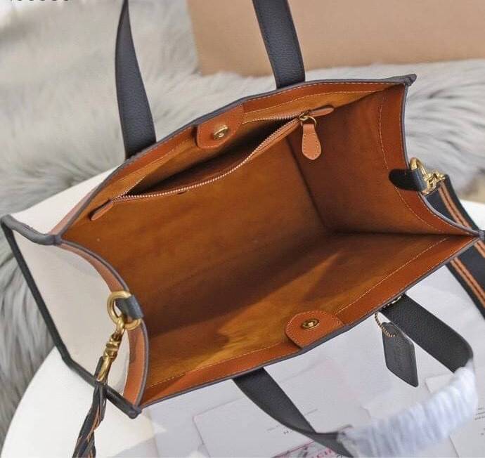 OUTLET 】FIELD TOTE 22 IN COLORBLOCK WITH COACH BADGE พร้อมส่งที่ไทย