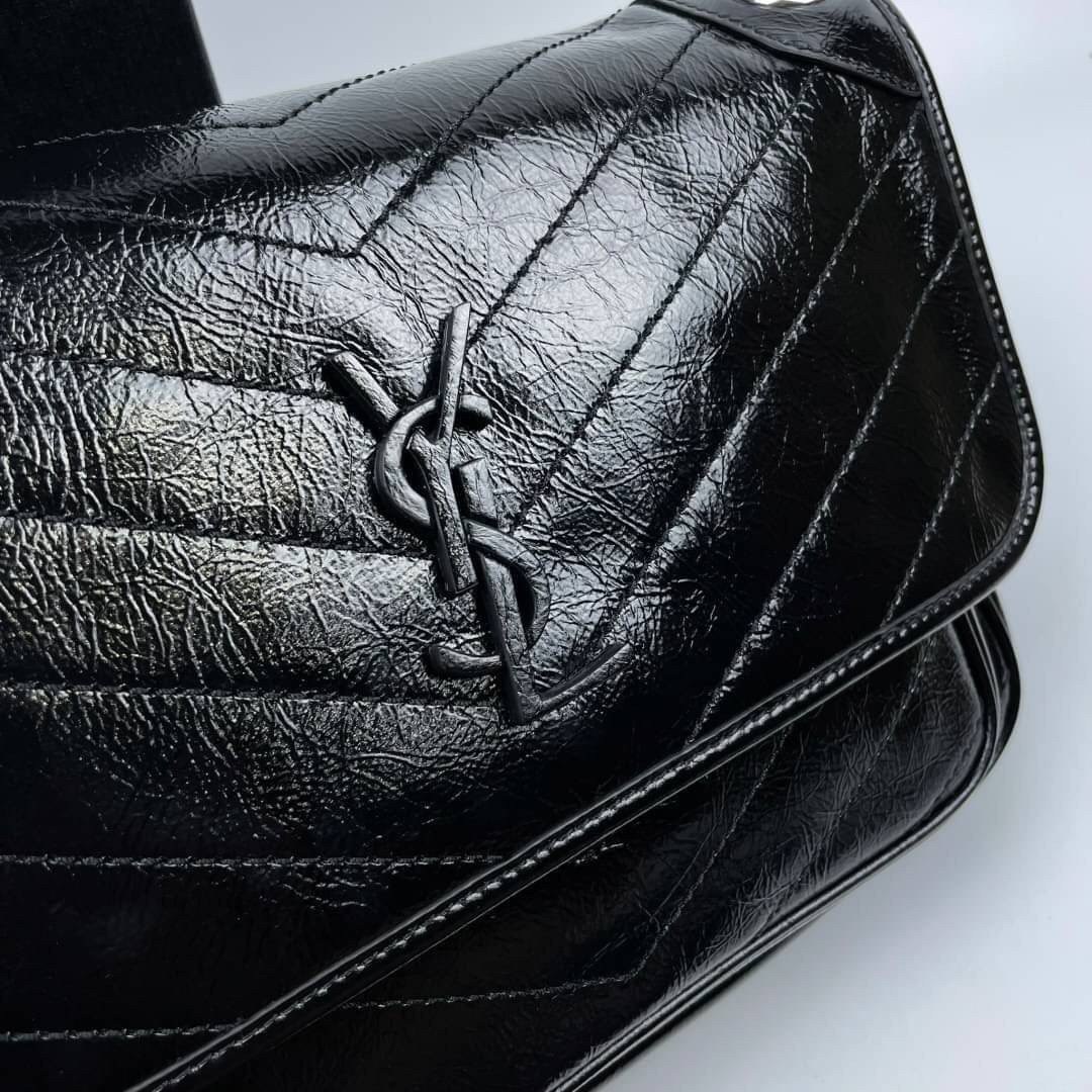 Saint Laurent Niki shoulder bag กระเป๋าสะพายรุ่นโดดเด่นด้วยโครงสร้างทำจากหนังวัว หนังมันเงา นิ่ม งานสวยมากๆ ค่ะ ด้านหน้าประดับโลโก้แบรนด์ และมีช่องสำหรับเก็บของที่หยิบใช้บ่อย ตอบโจทย์การใช้ชีวิตระหว่างวันได้ดีมากๆ สายสพายดีไซน์ได้หลายรูปแบบ แมทกับการแต่งต