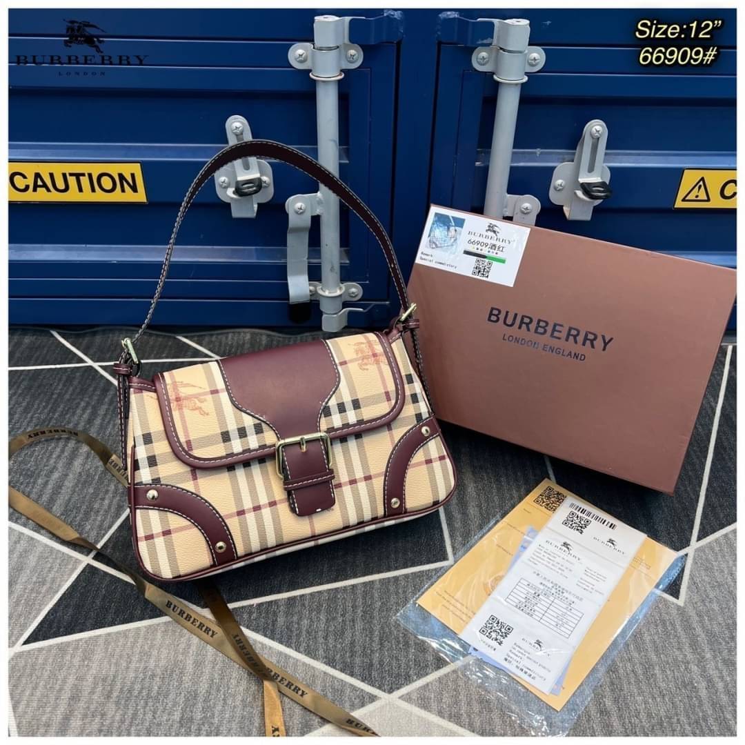 BURBERRY VINTAGE BAG / Burberry Shoulder Bag กระเป๋าสะพายไหล่ลายวินเทจ สวยคลาสสิก โทนสีใช้งานง่าย หลายโอกาศ วัสดุ PVC Canvas อย่างดี สวยอยู่ทรง ไอเท็มแนะนำ Must Have!