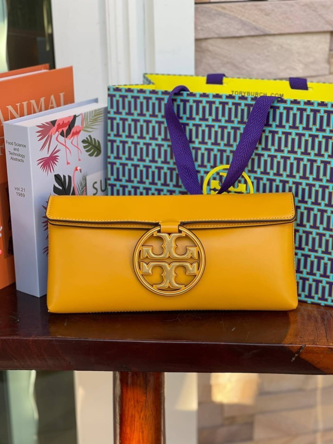 Tory burch Miller Metal clutch กระเป๋าคลัทช์ดีไซน์เรียบหรูออกแบบมาได้อย่างลงตัว ด้วยรูปทรงที่สวยงามและทันสมัย จากแบรนด์ Tory Burch ขนาดกำลังดี สามารถใส่กระเป๋าสตางค์หรือเครื่องสำอางค์ได้ตามขนาดกระเป๋า ในเรื่องของดีไซน์และอะไหล่สีทองดูแมทช์กันดีกับกระเป๋า 