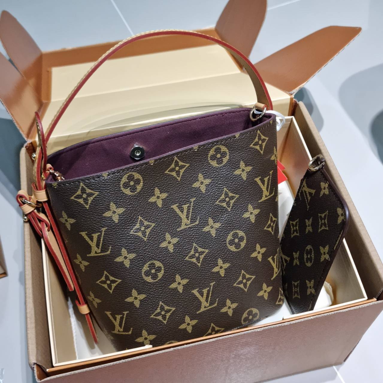 LV All In BB Bag กระเป๋าทรงบัคเก็ตที่มาแรงมากๆตอนนี้ พร้อมสีใหม่ต้อนรับวาเลนไทน์ รูปทรงคลาสสิคสะดวกใช้ ดีไซน์ลูกเล่นสนุกๆ