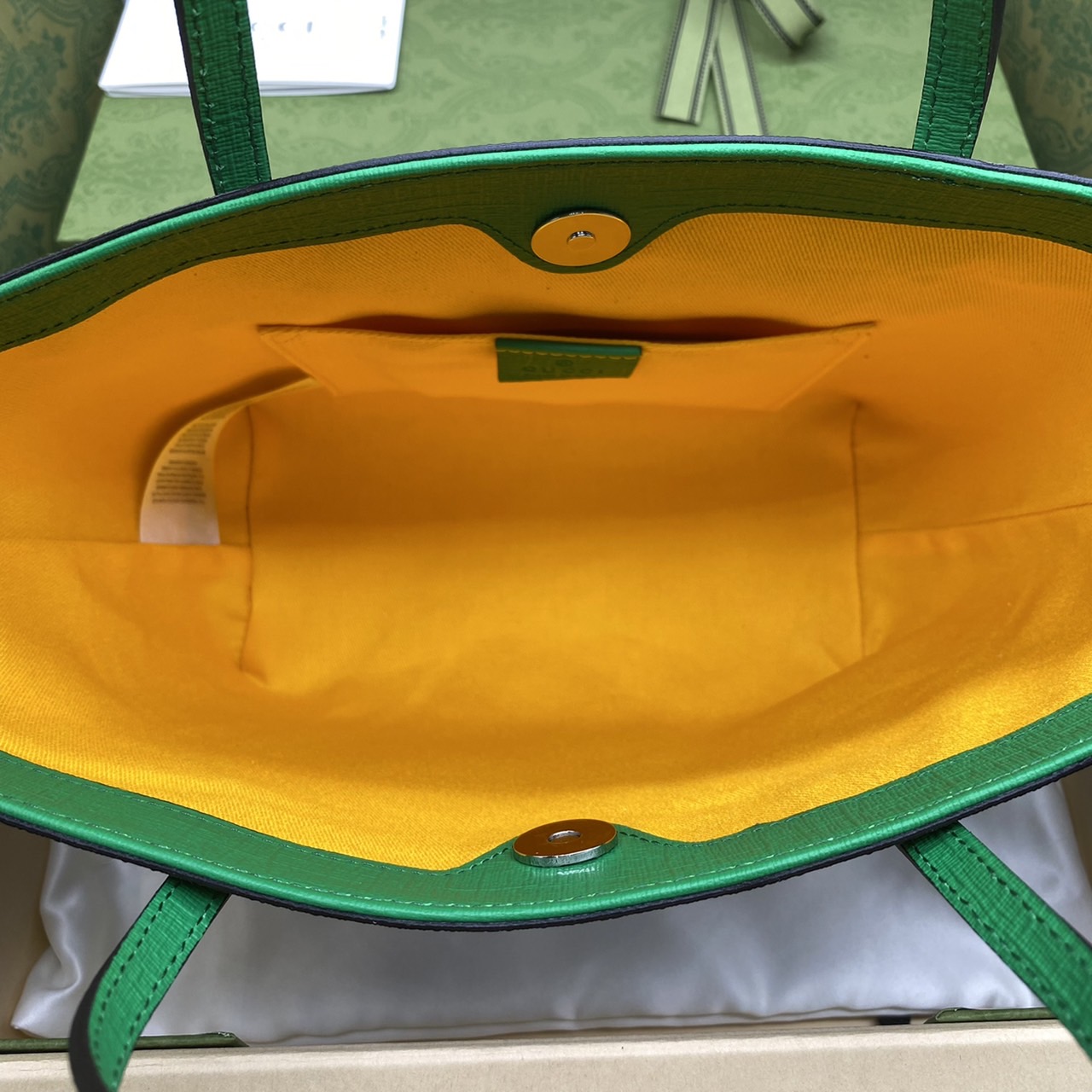 (รวมแบบ) หนังแท้ GUCCI Animal-Friendly Gucci Kid GG Supreme Tote Bag ลายใหม่น่ารักมากเลยค่าา งานหนังแท้ทรงตั้งสวย ขนาดกะทัดรัด จุของได้เยอะ ใช้ได้ทั้งเด็กและผู้ใหญ่ น่ารักมากค่ะ