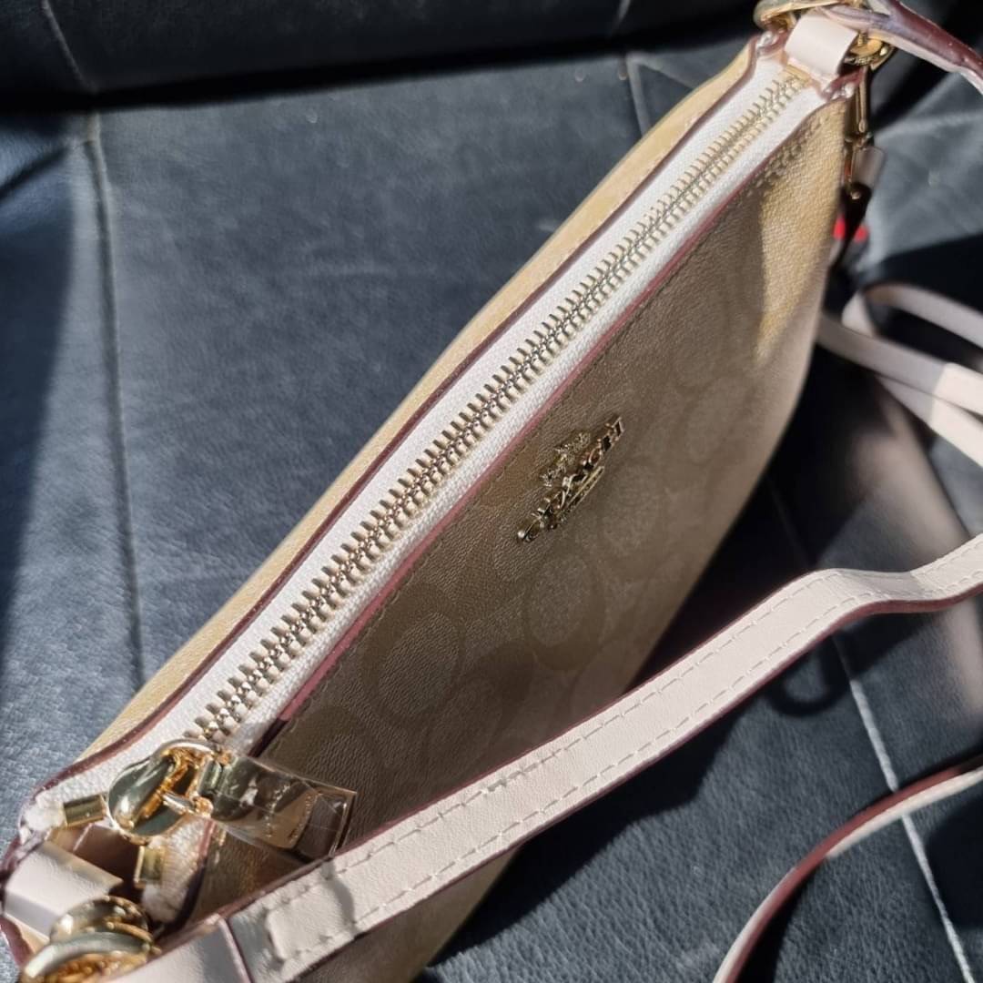 COACH F58321 TOP HANDLE POUCH อีกรุ่นฆ่าไม่ตาย!! 😎 ขายดีขายหมด ขายรวยขายปังๆ!! กระเป๋าพอชจากโค้ช ทรงใช้งานง่าย สะดวก กะทัดรัด วัสดุหนังแคนวาสเคลือบคุณภาพดี มาพร้อมสายคล้องในตัว และสายสะพาย crossbody ปรับเปลี่ยนได้ตามสไตล์ อีกหนึ่งไอเท็มที่สาวๆต้อง