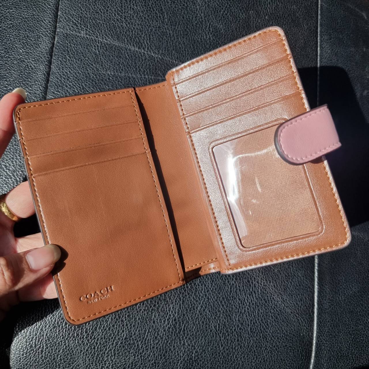 COACH F33034 MEDIUM CORNER ZIP WALLET IN COLORBLOCK SIGNATURE CANVAS กระเป๋าสตางค์ใบกลาง 👛 ขนาดกำลังเหมาะมือ วัสดุหนังแคนวาส ดูแลรักษาง่าย มีช่องใส่บัตรและธนบัตรครบ และช่องซิปแยกไว้ใส่เหรียญ สวยคลาคสิคแบบนี้เหมาะส่งต่อเป็นของขวัญที่สุดจ้า