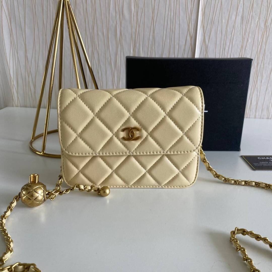 VIP GIFT 】หนังแกะแท้ CHANEL lambskin small shoulder bag with chain เรียบหรู ดูดี ดีไซน์สุดคลาสสิค ใช้ออกงานได้เลย มีสายโซ่อะไหล่ทองรมควันอย่างลงตัว ไอเท็มแนะนำพร้อมส่งที่ไทยราคาสุดคุ้มห้ามพลาดค่ะ!