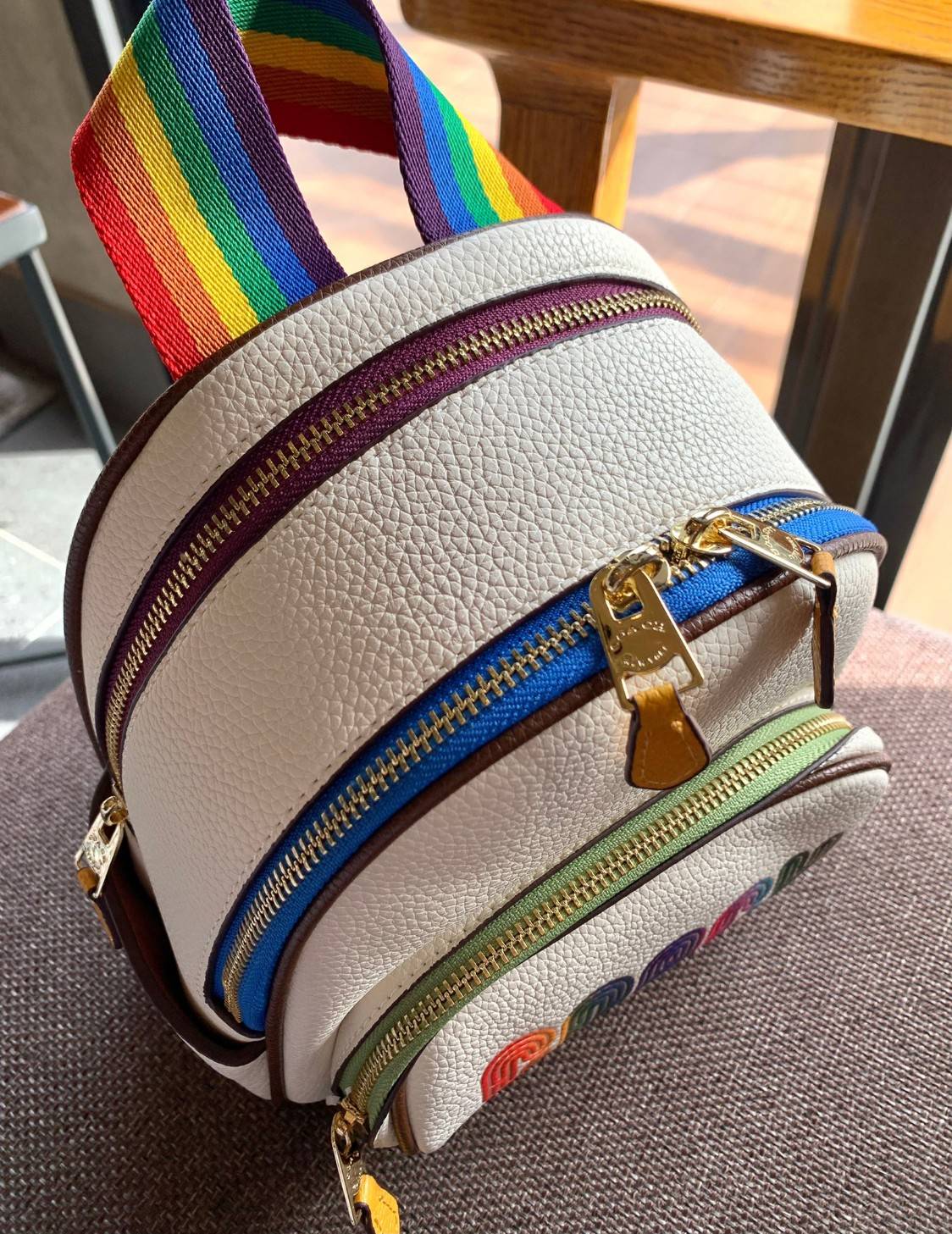 COACH MINI COURT BACKPACK WITH RAINBOW COACH ((CA624)) 🌈ต่อกันเลย สวยกันก่อน วางน้องไม่ลงเลยจริงๆค่าา😍 พร้อมส่ง! ยังไม่เข้าไทย กับกระเป๋าสะพายหลังแบบมีหูหิ้วในตัว บอกก่อนเลยว่าหนังของน้องทั้งนิ่ม ทั้งสวย อย่างดีเลยค่ะ