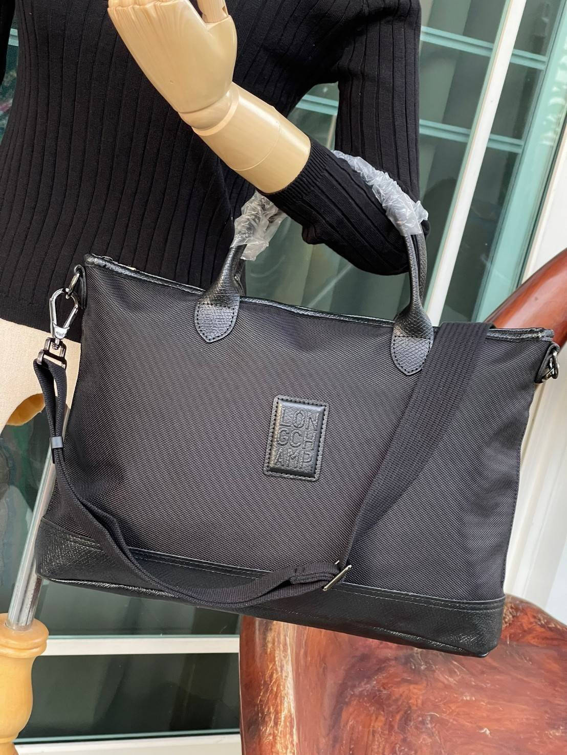 LONGCHAMP BOXFORD TRAVEL BAG M กระเป๋าเดินทางขนาดกลาง มาพร้อมสายสะพายที่สามารถถอดได้ ให้คุณเลือกสะพายไหล่หรือถือได้ มีซิปรูดเปิดปิดกระเป๋าที่ให้คุณมั่นใจได้ว่าคุณจัดเก็บไอเท็มของคุณได้อย่างมิดชิด บ็อคฟอร์ด (BOXFORD) สะท้อนความเป็นเอกลักษณ์ของแบรนด์ที่เปี่