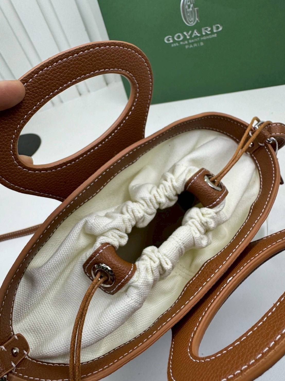 ORI หนังแท้ | Goyard Beluga Mini Bag กระเป๋าสะพายทรงบัคเก็ต พร้อมหูจับในตัว สะดวกใช้งาน ด้านในเป็นผ้าดีไซน์ผูก เพิ่มความน่ารักน่าใช้ สวยมากค่ะ