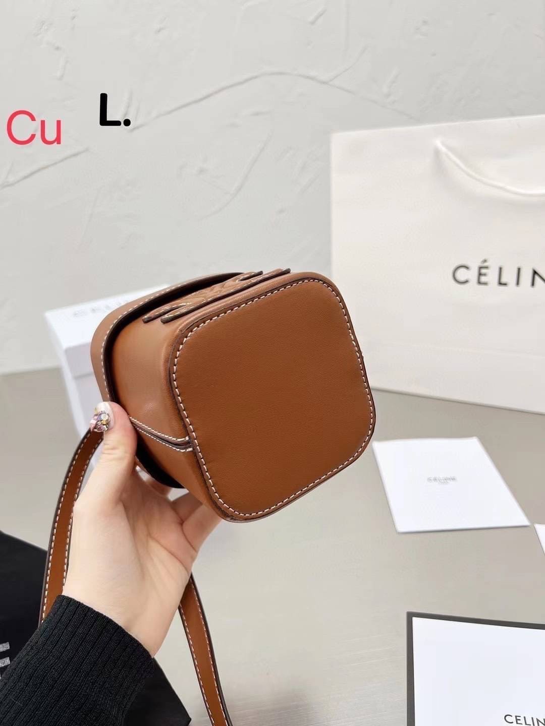 CELINE SMALL BOX CUIR TRIOMPHE IN SMOOTH กระเป๋าไซส์มินิน่ารัก การออกแบบโลโก้ที่สะดุดตาแบบวินเทจ ด้วยดีไซน์ที่ดูโฉบเฉี่ยว แต่คงความคลาสสิคอย่างเต็มเปี่ยม ทำให้เป็นที่ดึงดูดความสนใจของสาวๆ มีความคล่องตัวในการใช้งาน