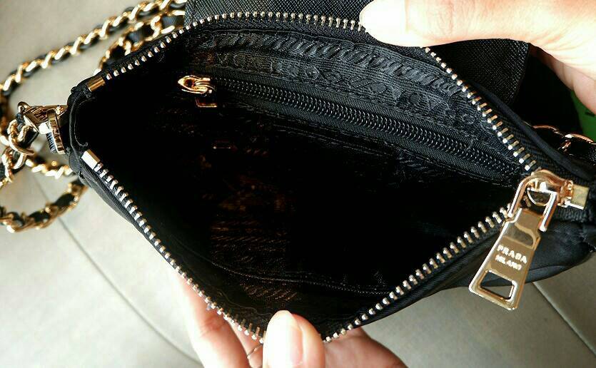 Best Seller! พร้อมส่งความแซ่บ กระเป๋าอเนกประสงค์ จากแบรนด์ PRADA มาค่า เป็น กระเป๋าผ้าไนล่อน ตามแบบฉบับของแบรนด์เลย ใบนี้มีสายยาวโซ่สลับหนัง (ปรับไม่ได้แต่ถอดสายได้คะ) **เลิศมาก สะพายเป็น shoulder bag ได้เลย **ขนาดกำลังดีคะ ตัวกระเป๋าเบามาก ใส่มือถือ7+ได้