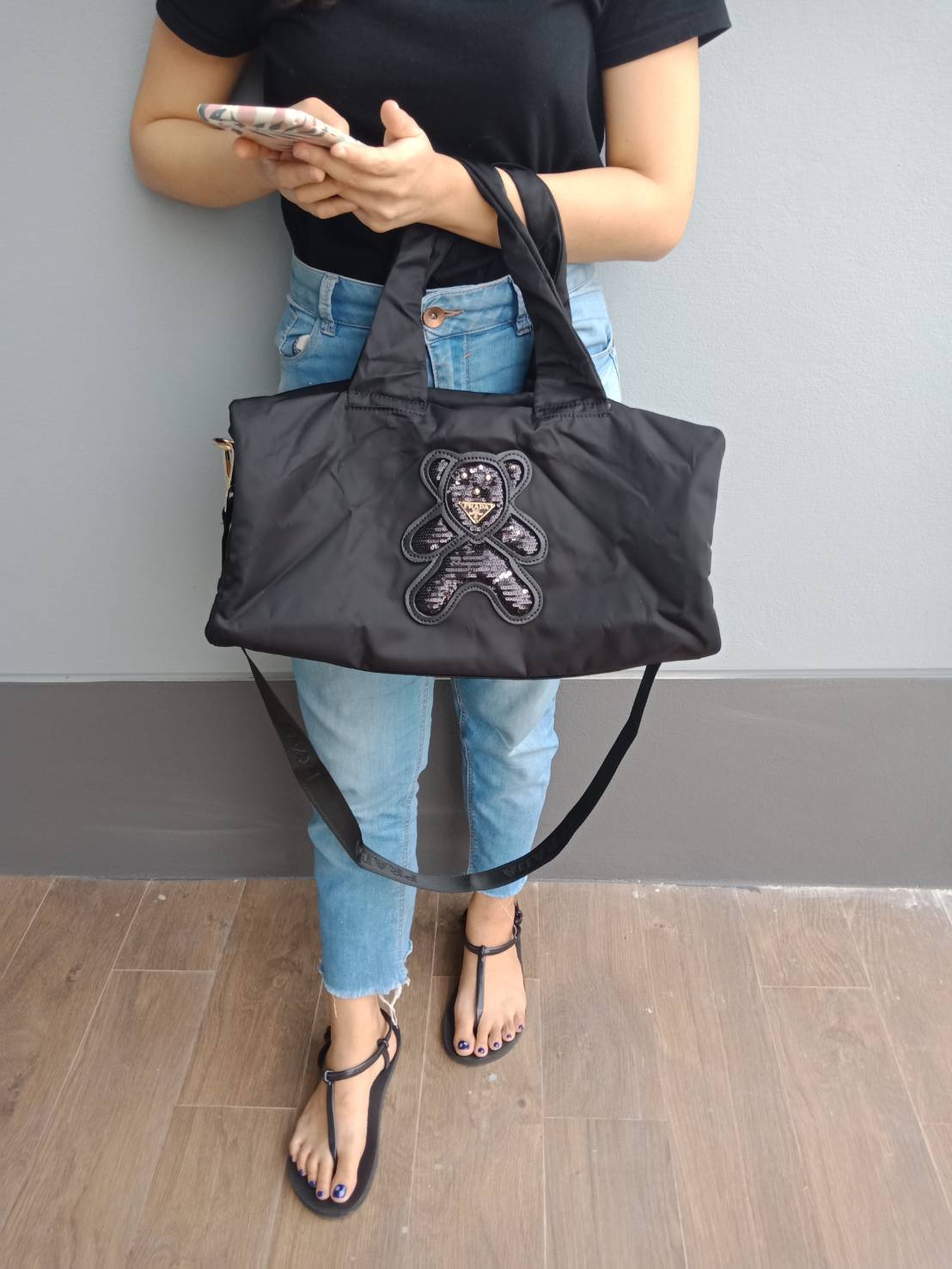 New arrival ! กระเป๋าทรง travel pillow bag จากงานพรีเมี่ยมกิ้ฟท์แบรนด์ PRADA ค่า เป็น กระเป๋าผ้า nylon ทั้งใบเลย น้ำหนักเบา สะพายสบายไหล่คะ ด้านหน้าปัก logo brand บนหมี ส่วนด้านหลักเป็น logo ชื่อแบรนด์คะ อะไหล่ทองทั้งใบ ด้านในกว้างม้ากกกกกกกบุผ้าปั้มแบรนด