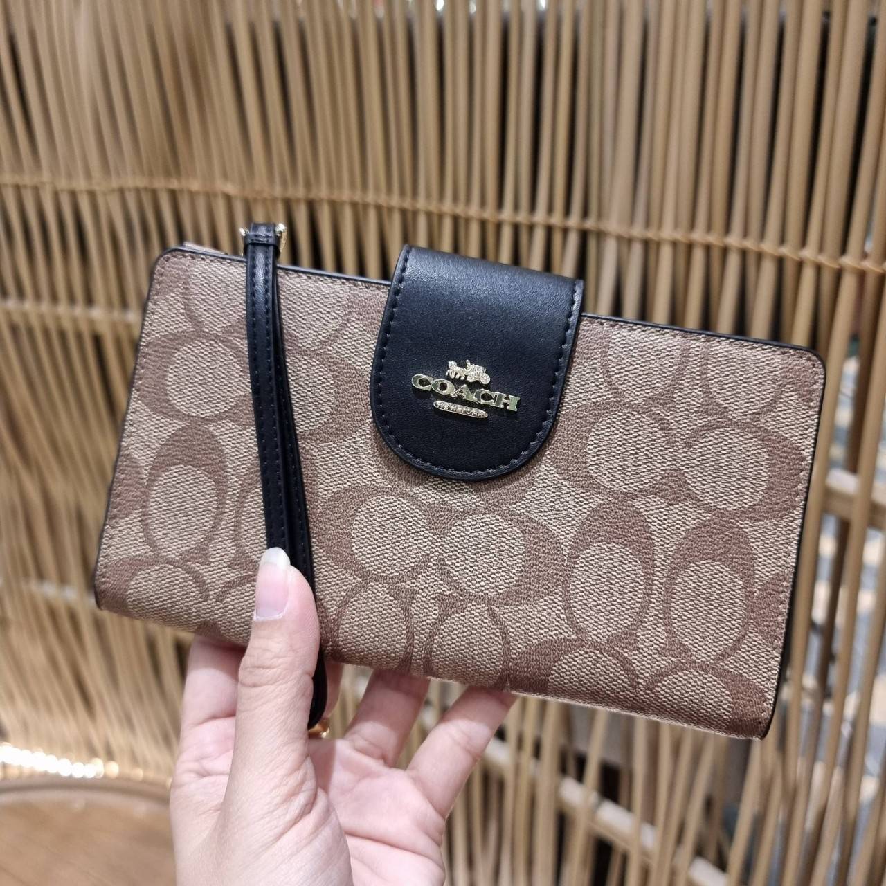 พร้อมส่ง 7 สี COACH C2874 TECH WALLET IN COLORBLOCK SIGNATURE CANVAS จัดให้สีใหม่ก่อนใคร!! ดีไซน์ใหม่ คอลเลคชั่นสวยหรู กระเป๋าสตางค์พร้อมสายคล้องมือ ง่ายต่อชีวิตมากจ้า!! มันดีอะไรเบอร์นี้ ใส่ได้ทั้งบัตร และโทรศัพท์ก็ใส่ได้ทุกรุ่น แถมยังมีช่องซิปแยกไปอีก ช