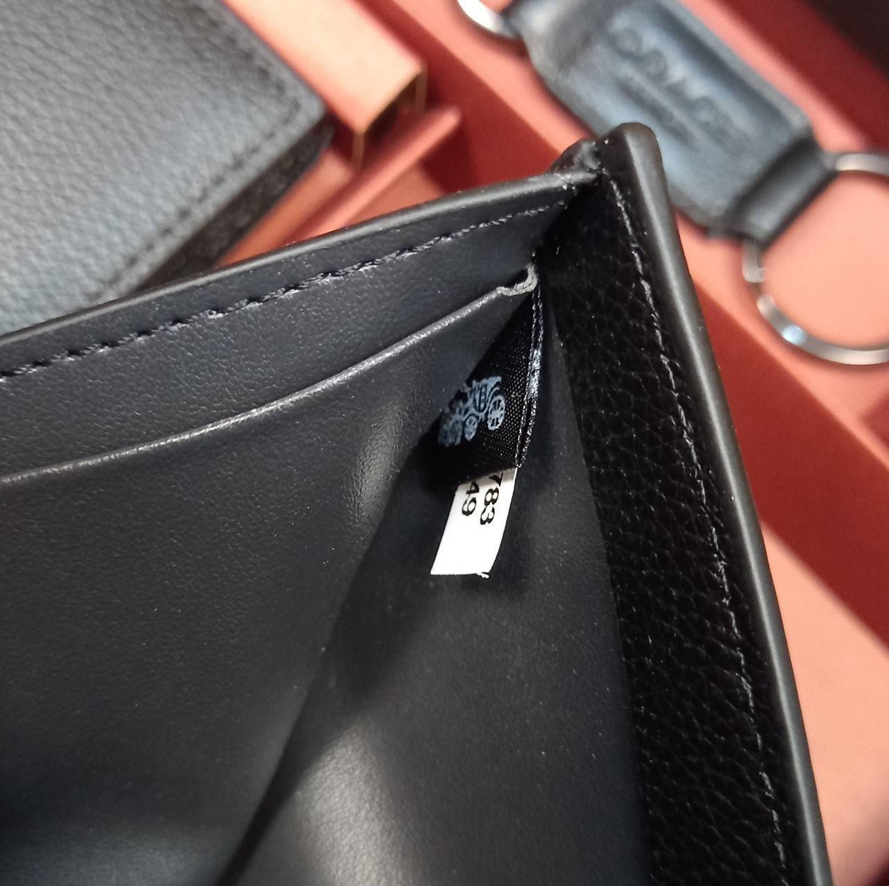 COACH COMPACT ID WALLET IN SPORT CALF LEATHER WITH KEY FOB LIMITED BOX(COACH F74991)🍁BOX SET กระเป๋าสตางค์ใบสั้น มาพร้อมใบลูกแบบแพ๊คคู่+และพวงกุญแจ//วัสดุหนังแท้ หนังนิ่ม เนื้อสัมผัสคือดีมากๆ ยิ่งจับ ยิ่งดูดี มาดเข้มบาดลึกลงตัวมาก ดูมีเสน่ห์น่าค้น