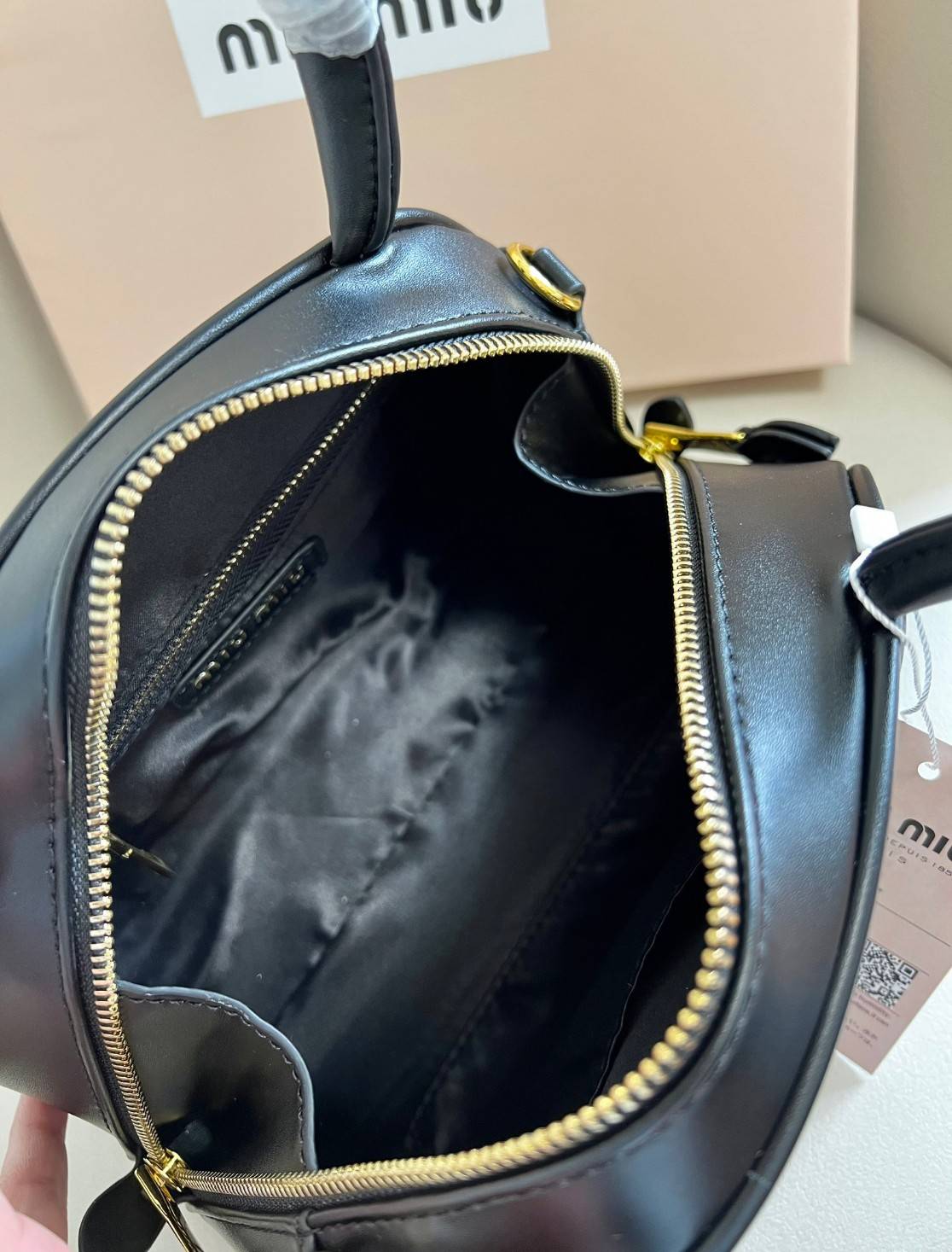 MIU MIU HALF-MOON TOP HANDLE BAG / Patent leather bowling bag / Miu Miu Leather top-handle bag กระเป๋าทรงพระจันทร์เสี้ยว หนังนิ่ม ลื่นเงา ตัดกับอะไหล่ทองได้ลงตัว