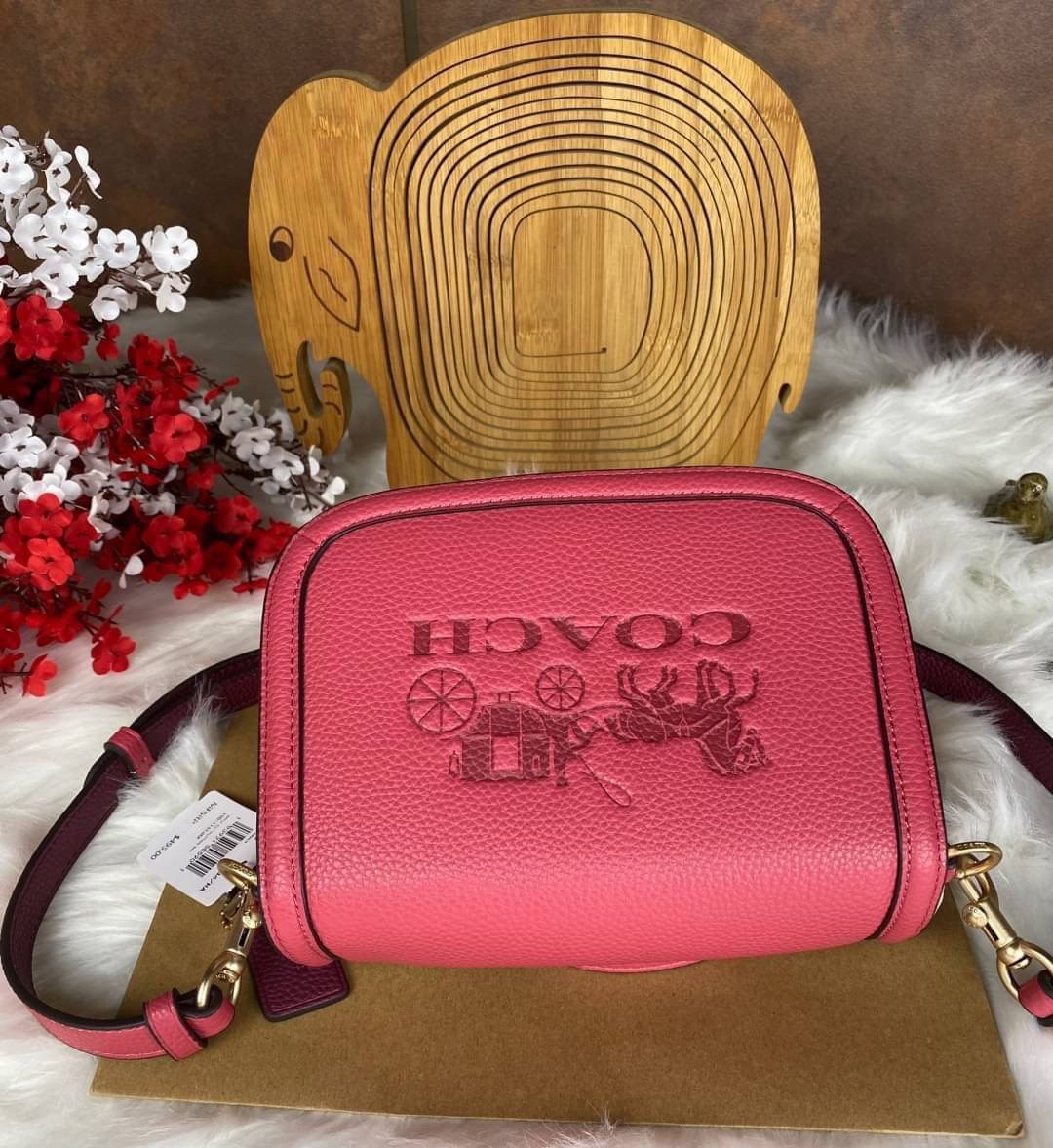 OUTLET 】COACH SADDLE BAG WITH HORSE AND CARRIAGE (COACH C4058) หนังกรวดละเอียดภายในกระเป๋ามัลติฟังก์ชั่น กระดุมแม่เหล็ก ซับในผ้านอกกระเป๋าเปิด สายสะพายถอดได้ สายสะพายยาว 22" สำหรับสะพายไหล่หรือ crossbody