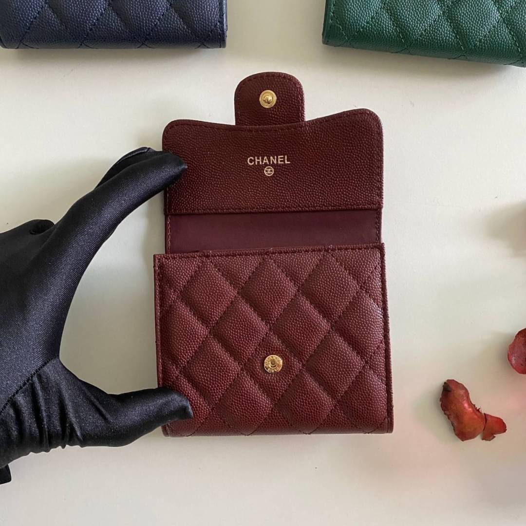 หนังแท้ Chanel Classic small wallet caviar 3 พับ พร้อมส่งที่ไทย รุ่นยอดนิยมไอเท็มฮิตวัสดุหนังแท้คาเวียร์สวยคลาสสิคเปิดปิดด้วยฝาปิดกระดุมด้านหน้ามีโลโก้แบรนด์อะไหล่ทองสวยหรูดูดี ตัวจริงสวยน่าใช้ Chanel mini นาทีนี้กำลัง in สุดๆ ภาพสินค้าถ่ายจากงานขายจริง ใ