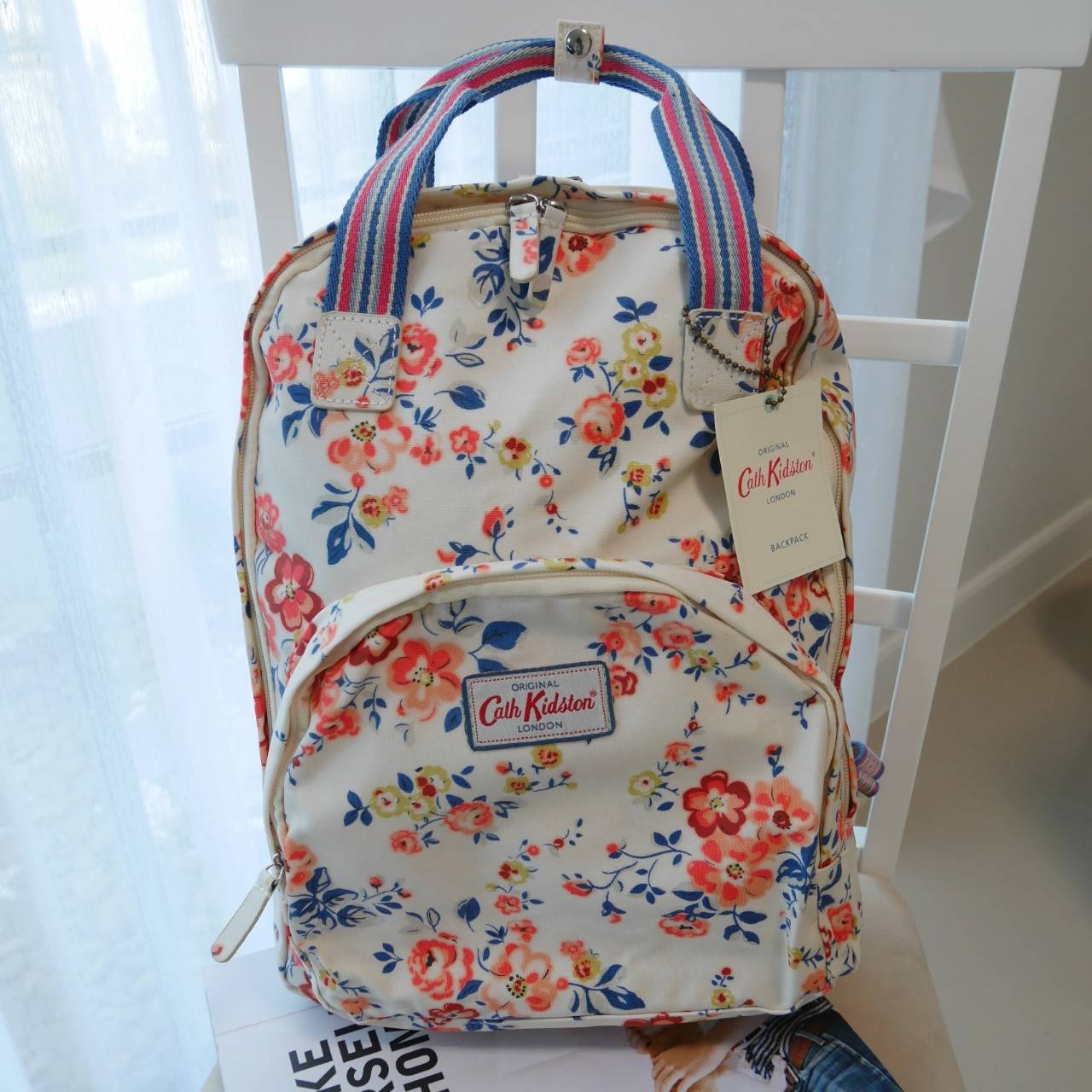 CATH KIDSTON BACKPACK BAG กระเป๋าเป้น่ารัก ตามแบบฉบับของแบรนด์นี้เลยค่า โดดเด่นด้วยหนัง PVC พิมพ์ลาย กันน้ำทั้งใบ ด้านในมีช่องซิปใหญ่ใส่ของ 2 ช่อง จุของได้เยอะ ใส่ IPAD / A4ได้สบายเลยค่ะ ด้านหน้ามีช่องซิปเล็ก 1 ช่อง ใส่ของจุกจิกหนิบได้สะดวก น้ำหนักเบา ใช้