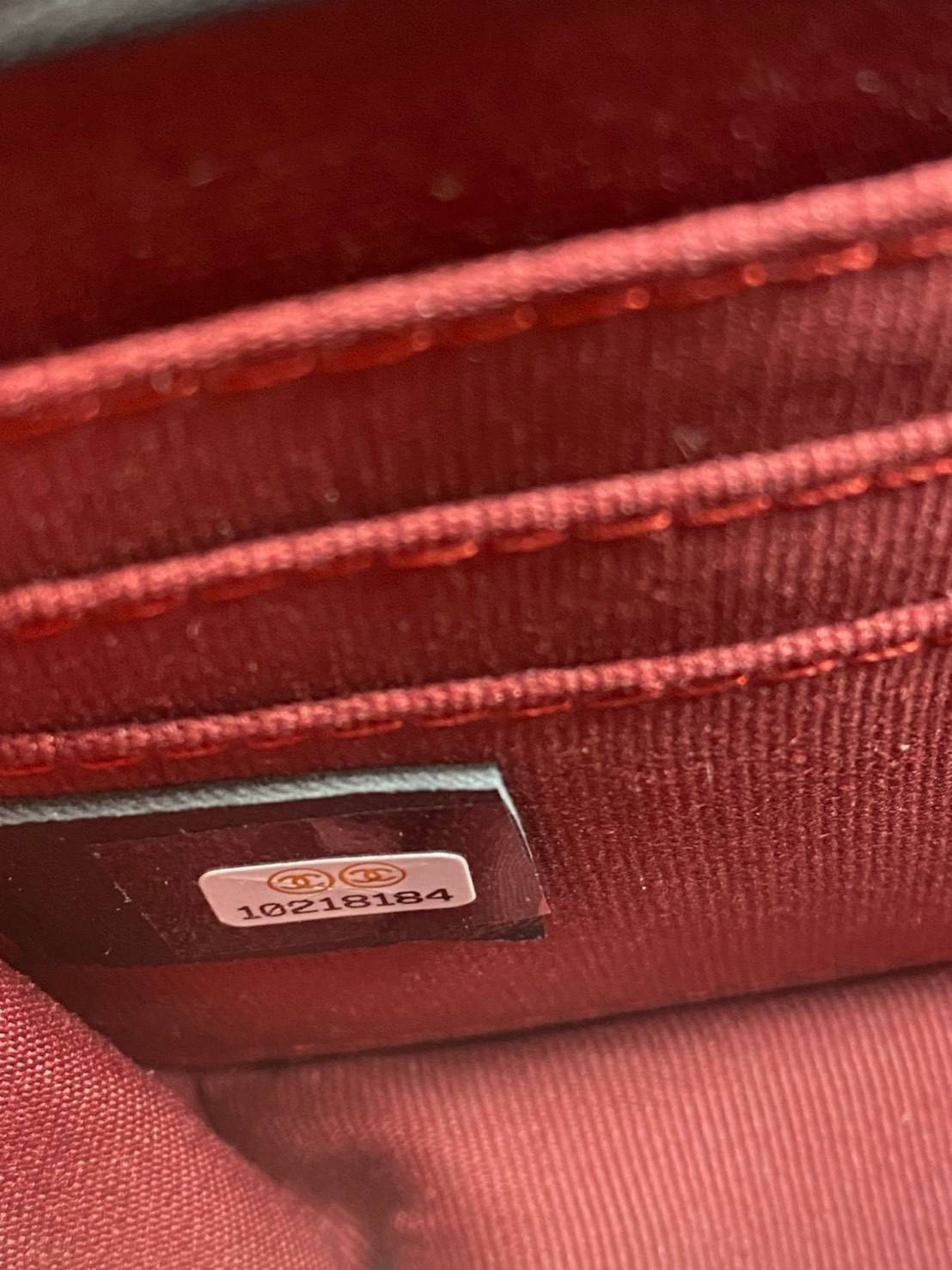 CHANEL WOC กระเป๋าสะพายหนังแท้ทรงสวยตลอดกาล งานหนังแท้เรียบสวย เนื้อนุ่ม อยู่ทรงคุณภาพดีตามแบบฉบับของแบรนด์ น้ำหนักเบา ด้านหน้ามีโลโก้แบรนด์อะไหล่ทองหรูหรา ปิดปิดด้วยฝาปิดกระดุม ตัวจริงสวยมากๆถูกใจรีบจองนะคะ