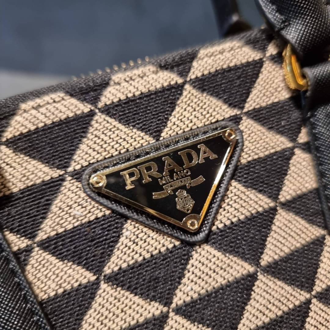 PRADA GALLERIA JACQUARD FABRIC BAG กระเป๋าถือ/สะพายดีไซน์ใหม่ ผ้า jacquard ถักทอเป็นลวดลายสวยคม โดดเด่นไม่ซ้ำใคร ด้านข้างมีกระดุม ติดเก็บทรงได้ ตัวกระเป๋าถูกแบ่งเป็นสัดส่วน เป็นช่องซิป 2 ด้าน และช่องกลางเก็บของอีกหนึ่ง มาพร้อมหูจับในตัว และสายครอสให้ เป็น