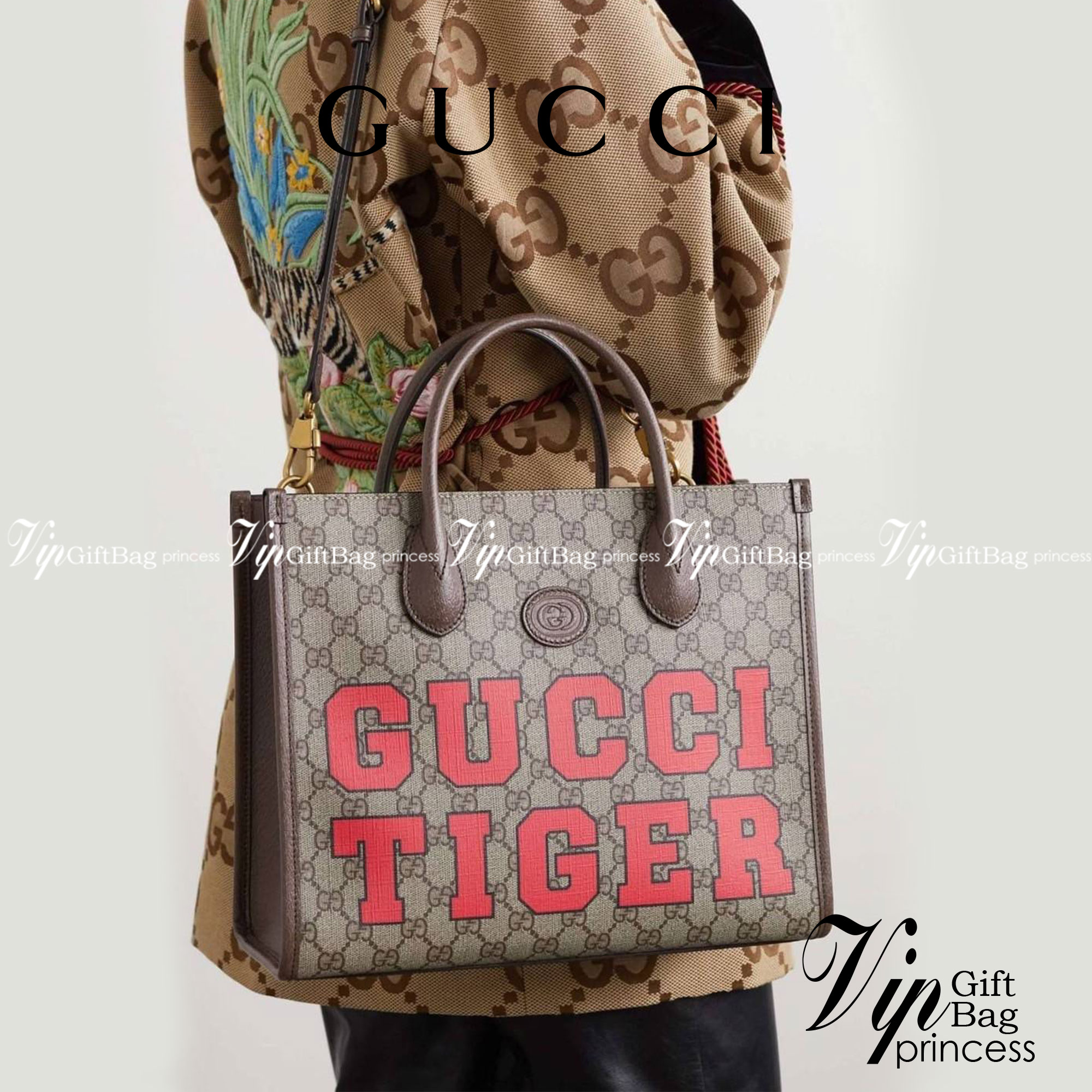 GUCCI Tiger GG small tote ใบใหญ่ ร้อนแรงไฟลุก!! ต้อนรับปีเสืออย่างเป็นทางการ จัดให้แบบเลิศๆ กับกระเป๋าทรงโท้ท วีไอพีพรีเมี่ยมกิ๊ฟ ไซส์ใหญ่ โดดเด่นด้วยจัมโบ้ฟอนท์ สวยเอกลักษณ์ วัสดุหนังแคนวาส ภายในโล่งกว้างมาก ใส่ของแบบแน่นๆ จุๆไปได้เลย หมดห่วง!! และยังมีส