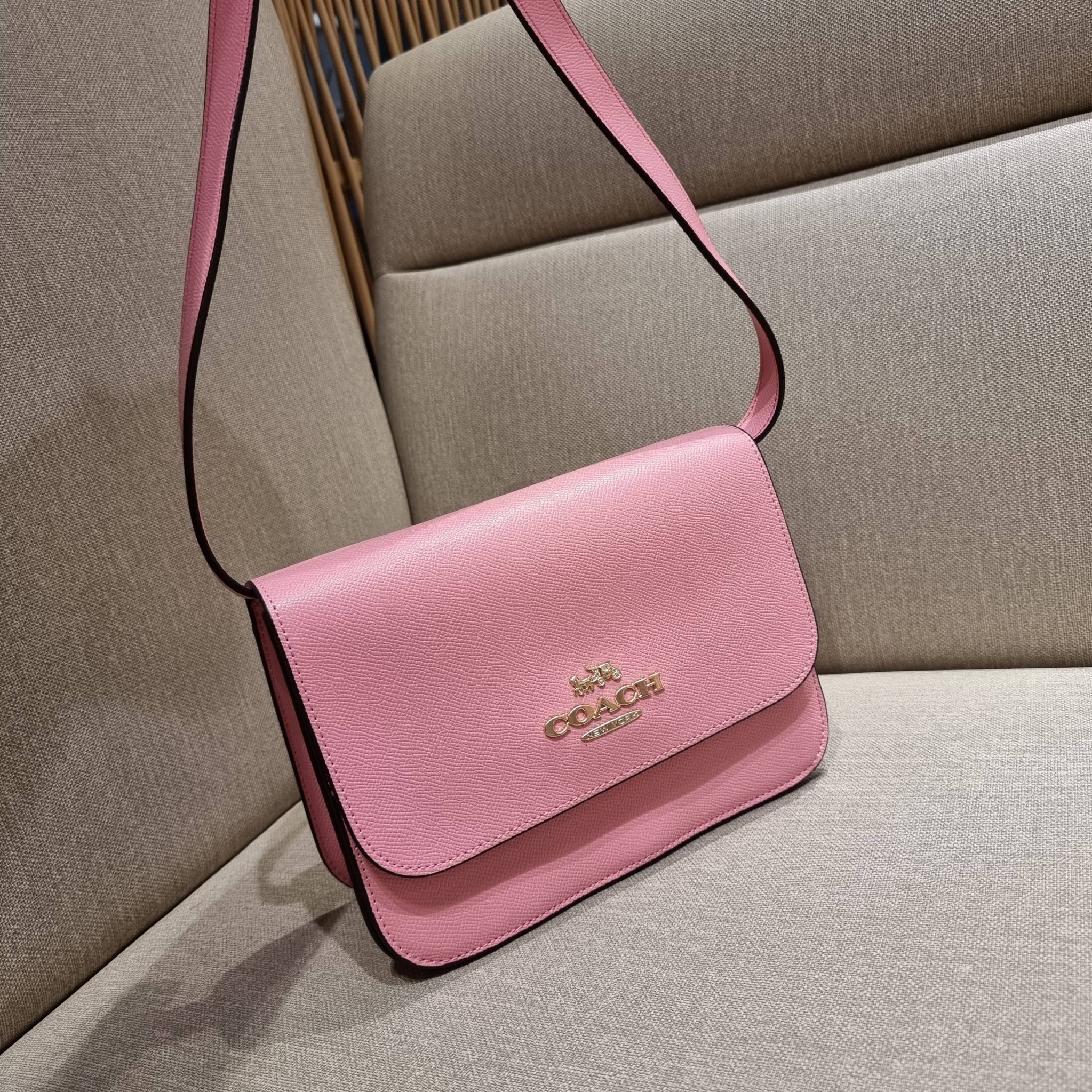 COACH C5632 BRYNN FLAP CROSSBODY แซ่บที่สุด ใหม่ที่สุด!! คอลเลคชั่นใหม่!! มองยังไงก็หลงรักละสายตาไม่ไหว กระเป๋าสะพายข้างลุคไฮน์ ที่ดีไซน์ออกมาได้ปัง และดูแพงมากๆ ด้วยดีเทลคลาสสิค รูปทรงใช้งานง่าย เรียบๆแต่มีดีเทล วัสดุหนัง crossgrain สวยคม!!! เปิด-ปิดด้วย