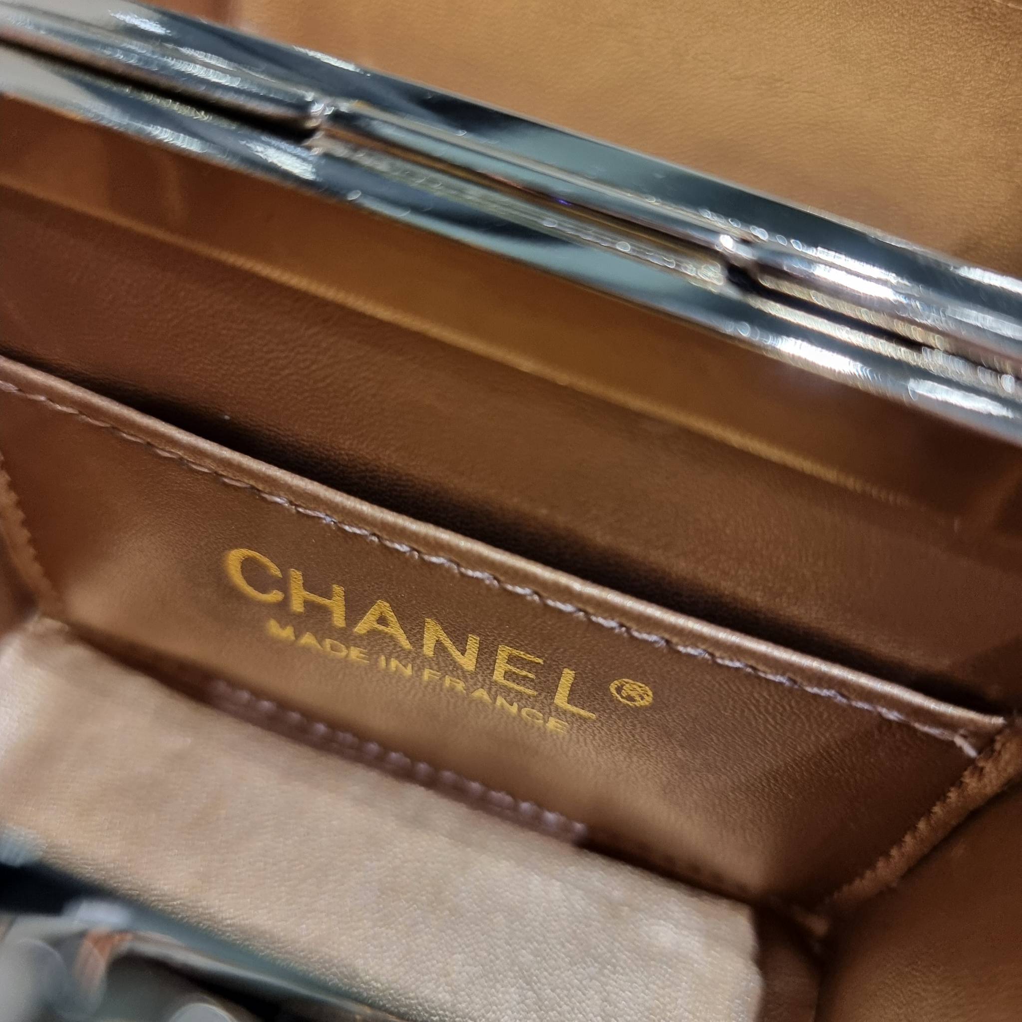 VIP 🥂 Chanel Clutch with Chain / Chanel small box with chain กระเป๋าสะพายเอนกประสงค์ รูปทรงกล่อง ไซส์มินิน่ารัก ใบจริงเห็นแล้วใจบาง หลงรักที่สุด วัสดุหนังสังเคราะห์เดินลายเส้นสวยคม อะไหล่โลโก้สีทองโดดเด่น มาพร้อมสายสะพายในตัว เปิด-ปิดด้วยการกดที่โ