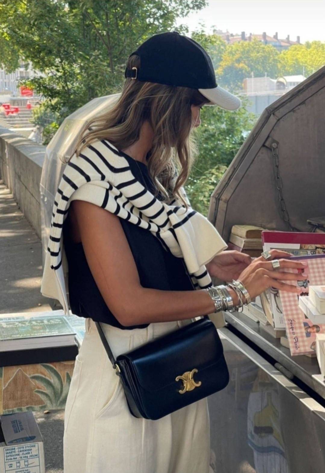 CELINE CLASSIQUE TRIOMPHE BAG IN SHINY CALFSKIN ไอเท็มสุดคลาสสิค ที่ขาดไม่ได้ กระเป๋าสะพายทรงสวยคลาสสิค แฝงความผู้ดี ที่ใช้ได้ทั้งชายหญิง วัสดุหนังคุณภาพดี