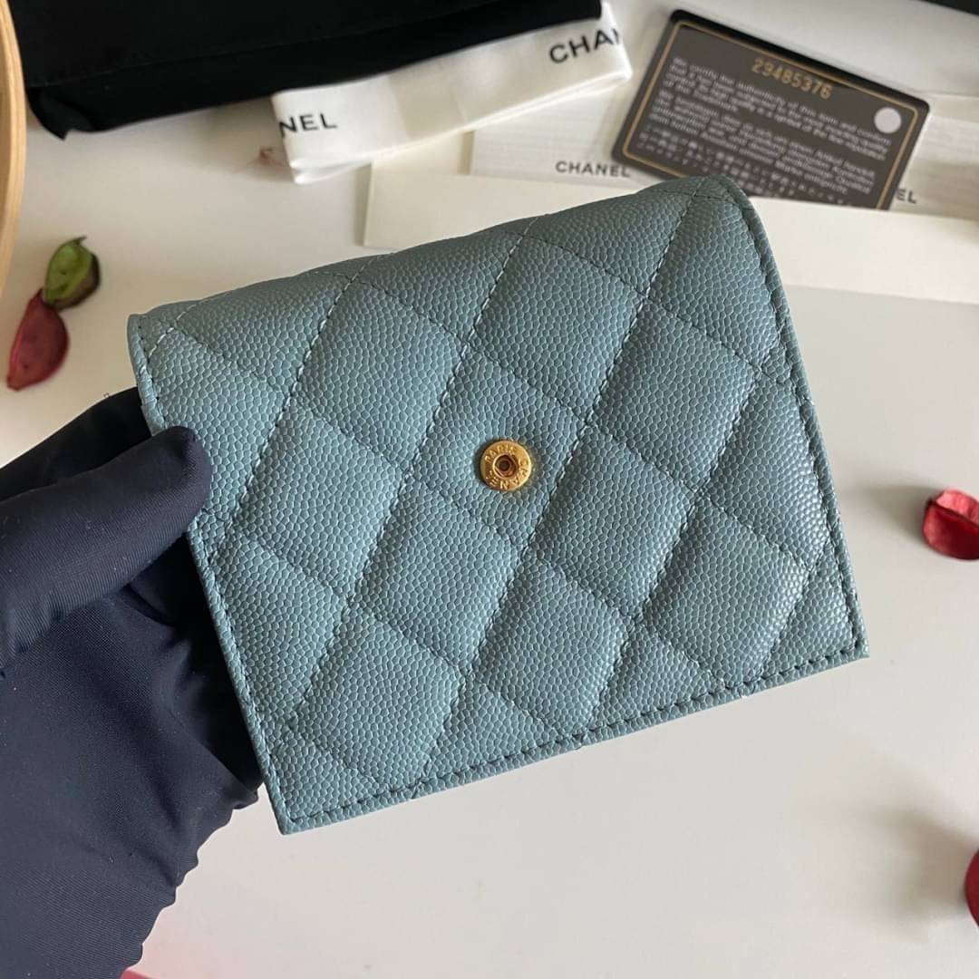 หนังแท้ Chanel Classic small wallet caviar 3 พับ พร้อมส่งที่ไทย รุ่นยอดนิยมไอเท็มฮิตวัสดุหนังแท้คาเวียร์สวยคลาสสิคเปิดปิดด้วยฝาปิดกระดุมด้านหน้ามีโลโก้แบรนด์อะไหล่ทองสวยหรูดูดี ตัวจริงสวยน่าใช้ Chanel mini นาทีนี้กำลัง in สุดๆ ภาพสินค้าถ่ายจากงานขายจริง ใ