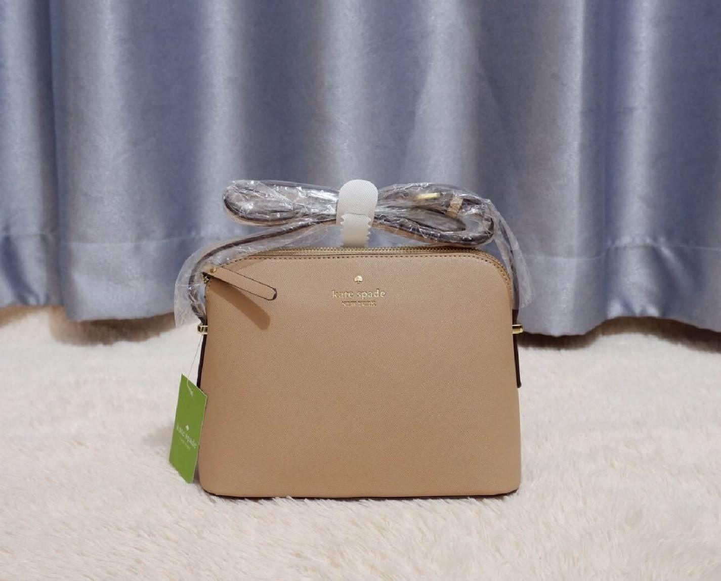 KATE SPADE CEDAR STREET MANDY แบรนด์ดังจากอเมริกาสุดฮิต กระเป๋าขนาดน่ารัก สะพายข้าง หนัง saffiano ภายในลายสวยเก๋สีทองเรียบหรู ทรงแข็งอยู่ทรง MUST HAVE!!